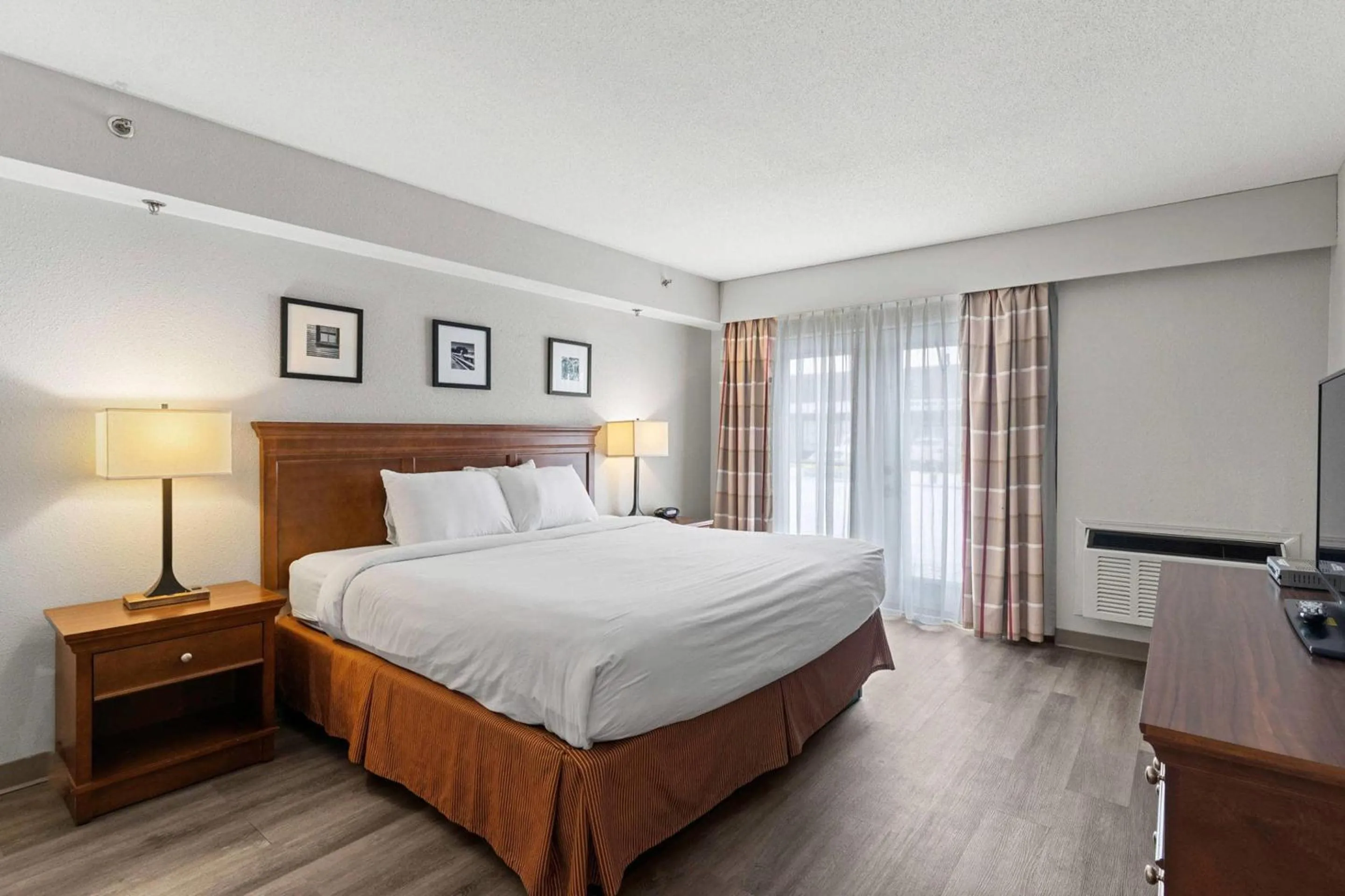 Bedroom, Bed in Country Inn & Suites by Radisson, Saskatoon, SK