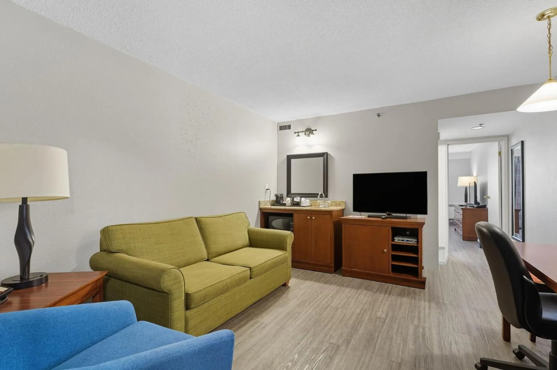 Living room in Country Inn & Suites by Radisson, Saskatoon, SK