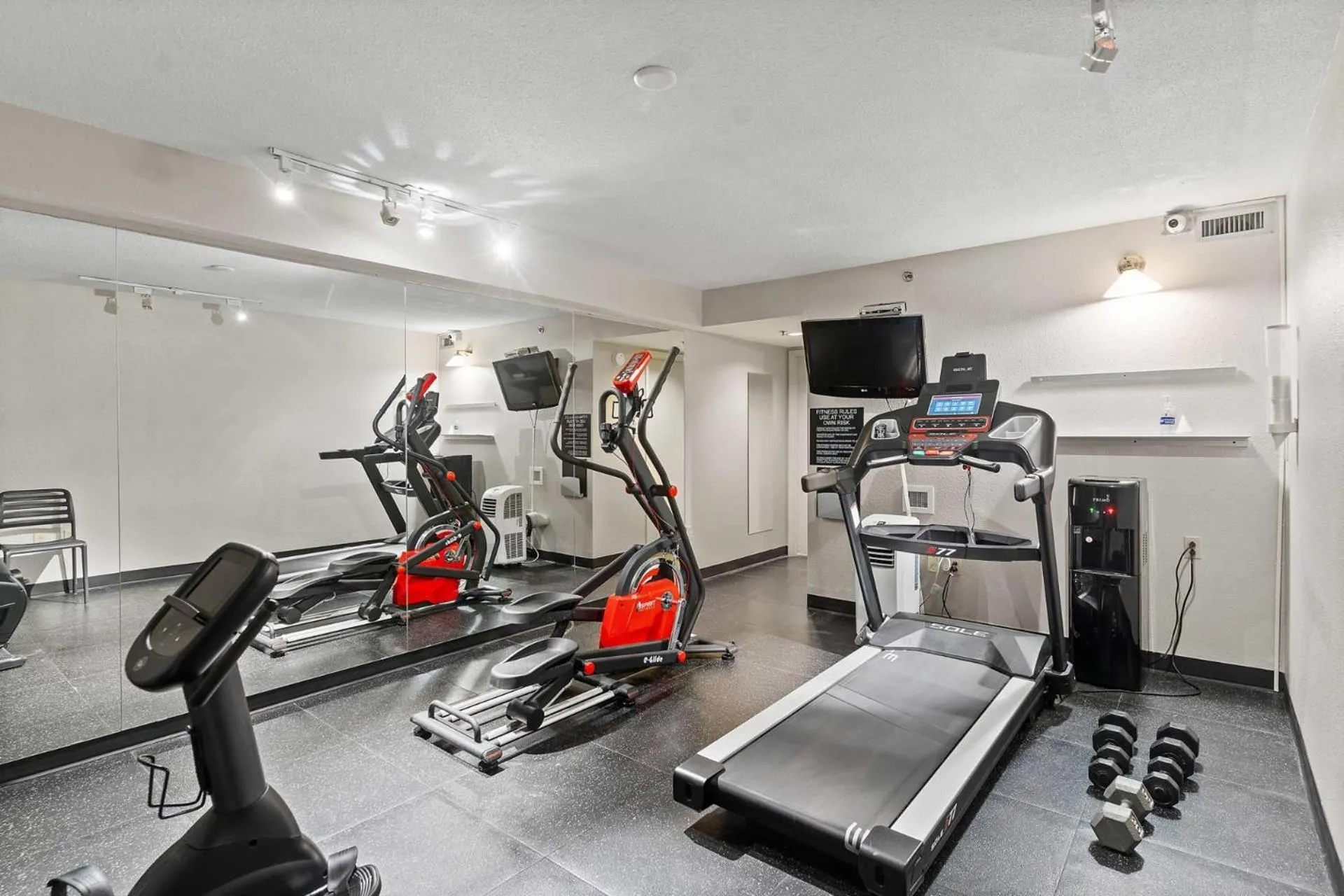 Fitness centre/facilities in Country Inn & Suites by Radisson, Saskatoon, SK