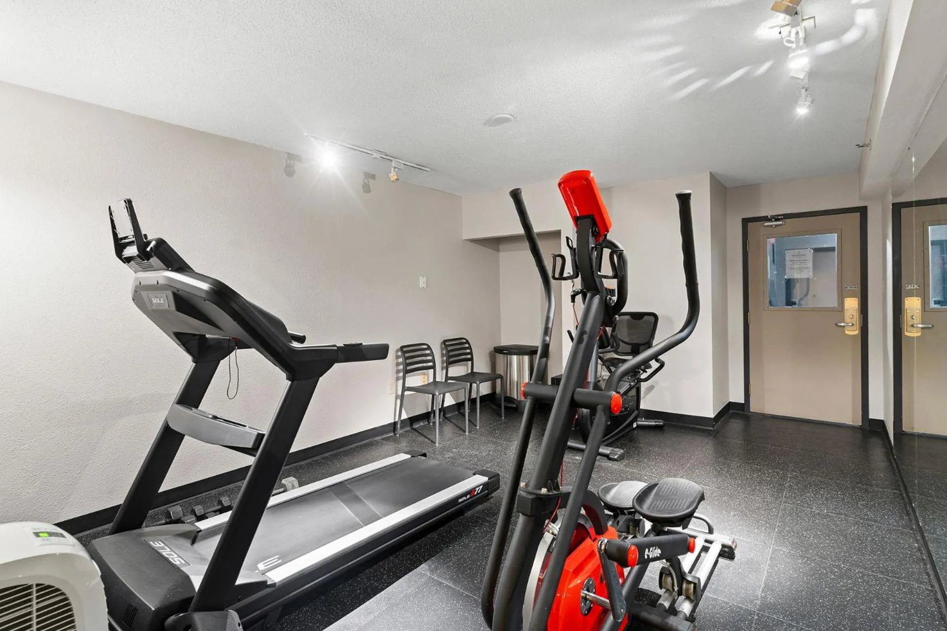 Fitness centre/facilities in Country Inn & Suites by Radisson, Saskatoon, SK