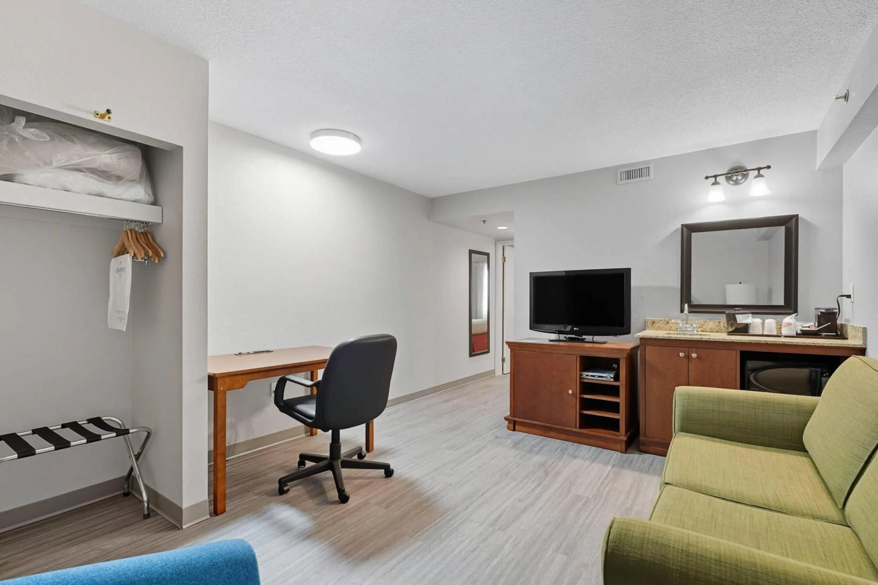 Bedroom in Country Inn & Suites by Radisson, Saskatoon, SK