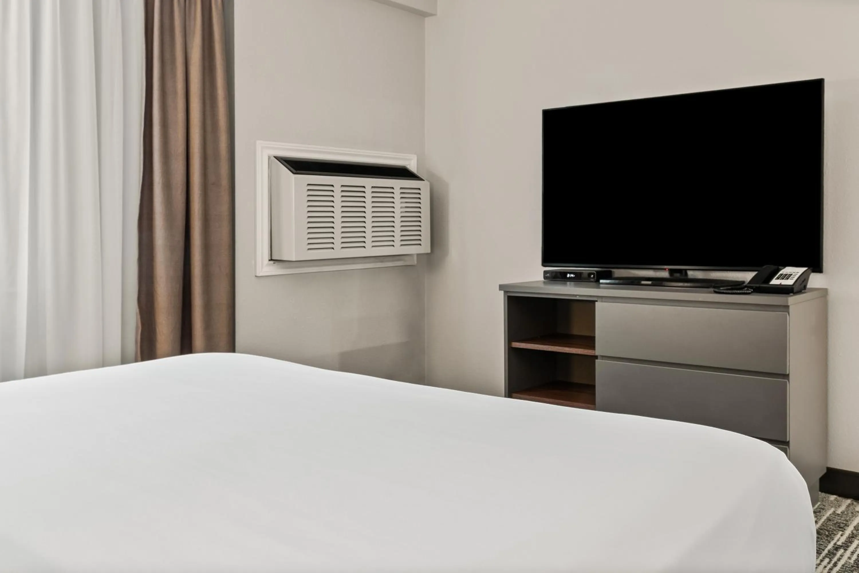 air conditioner, Bed in Country Inn & Suites by Radisson, Winnipeg, MB