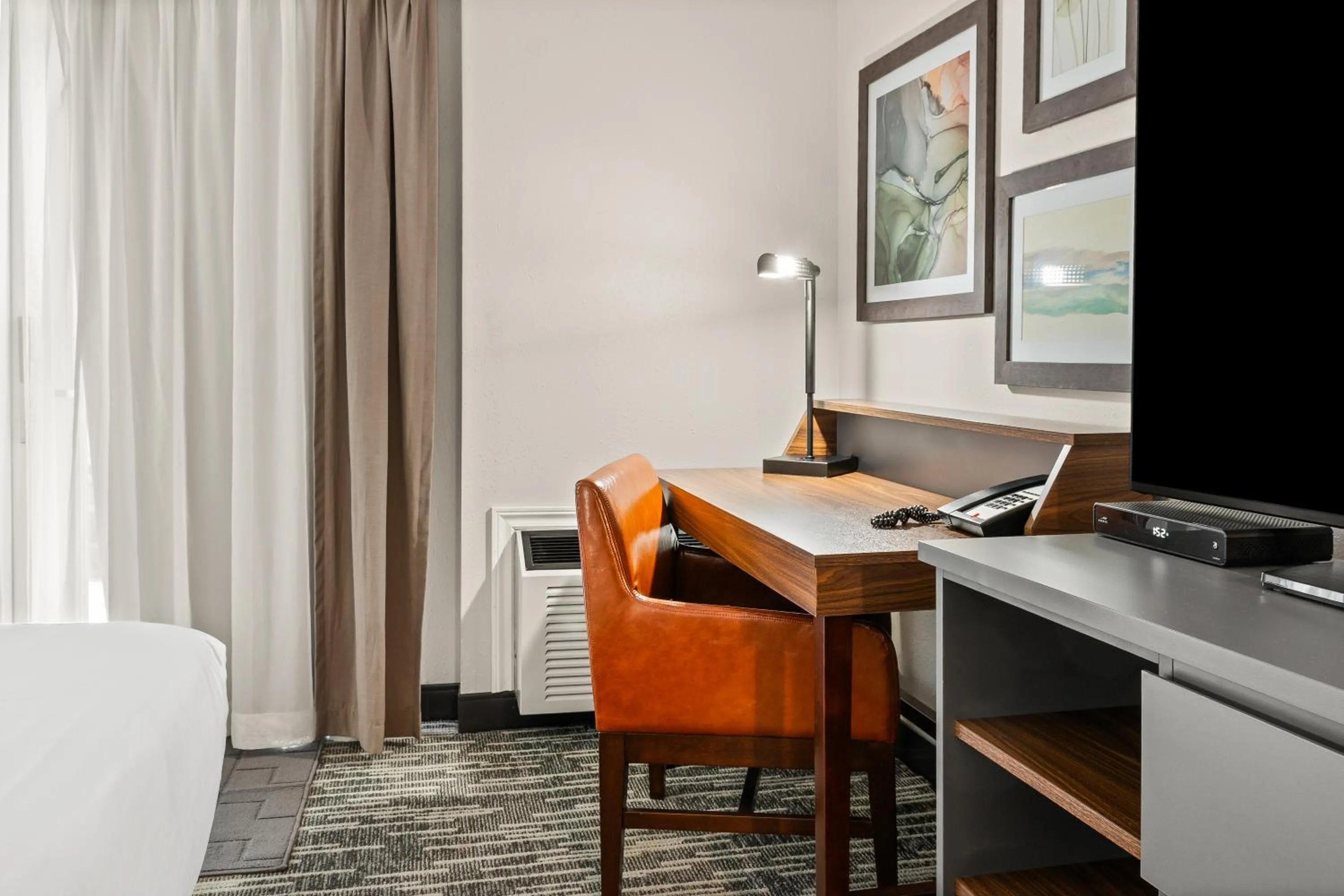 TV and multimedia in Country Inn & Suites by Radisson, Winnipeg, MB