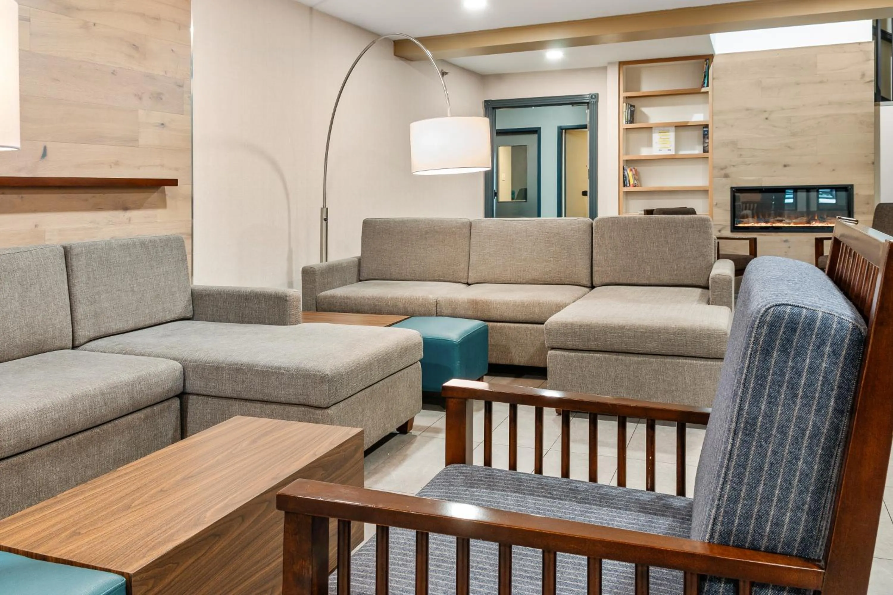 Seating area in Country Inn & Suites by Radisson, Winnipeg, MB