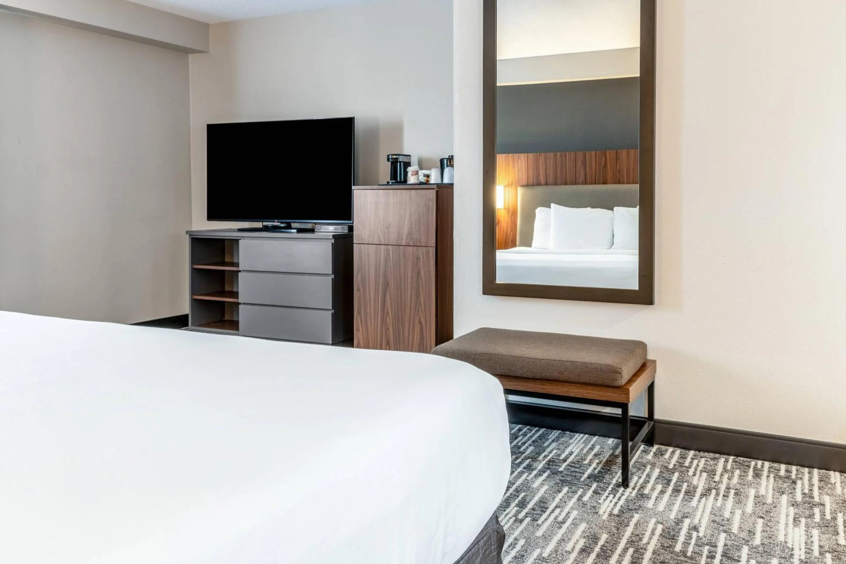 Bedroom, Bed in Country Inn & Suites by Radisson, Winnipeg, MB