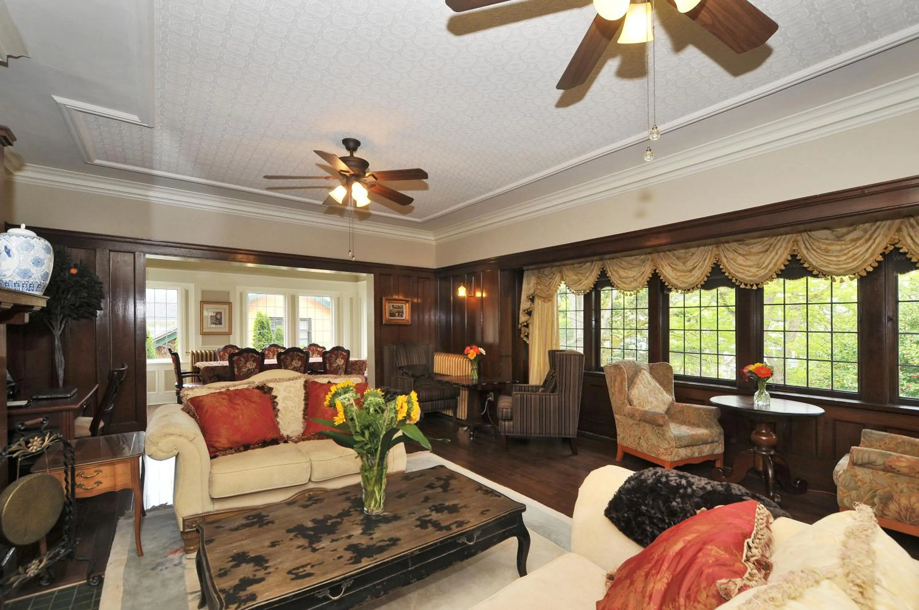 Library in The Craigmyle Inn