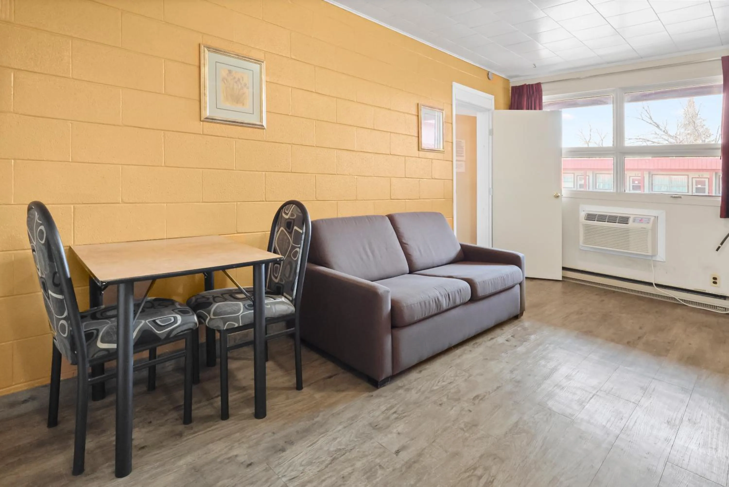 Living room in Dauphin Inn Express