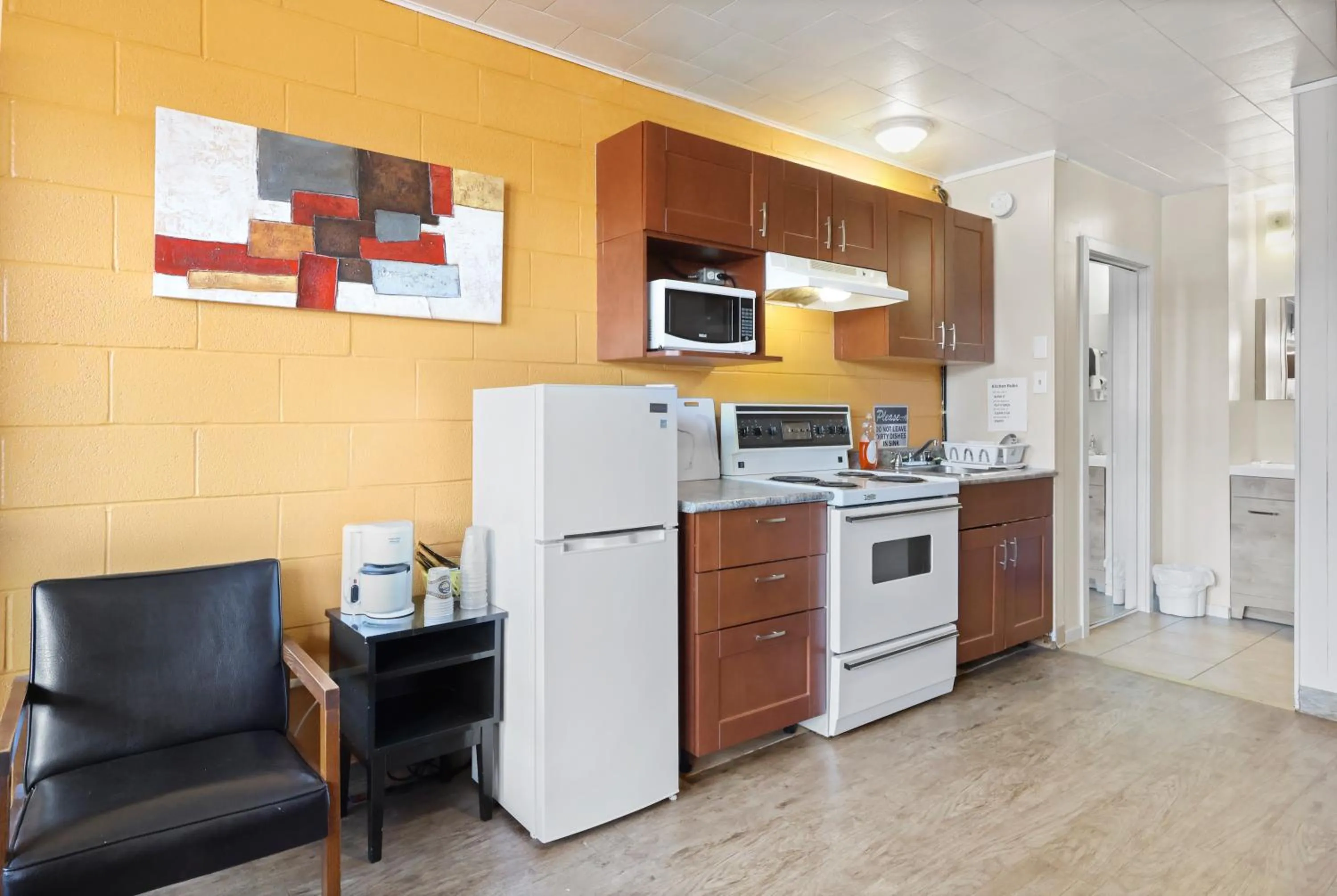 Kitchen or kitchenette in Dauphin Inn Express