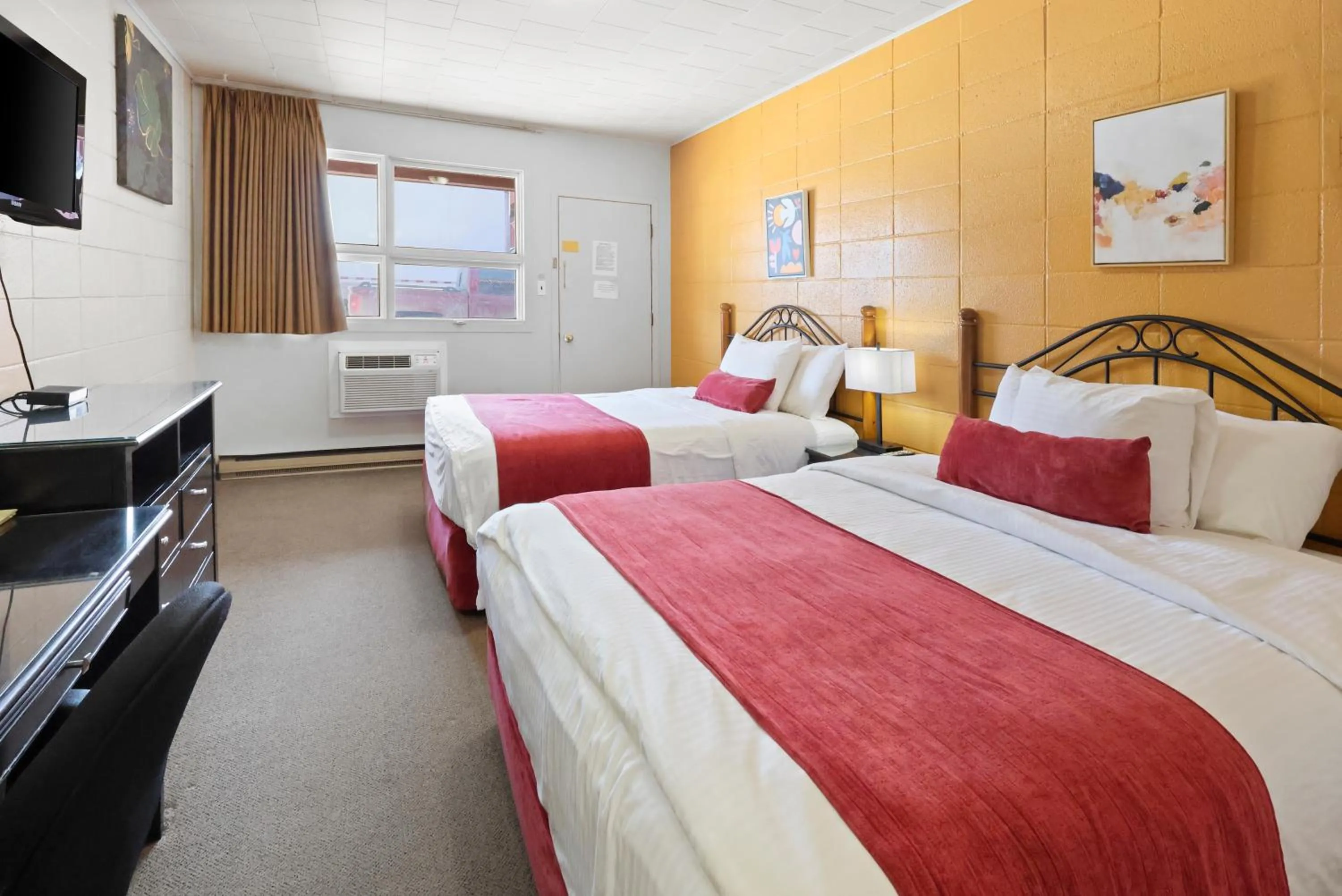 Photo of the whole room, Bed in Dauphin Inn Express