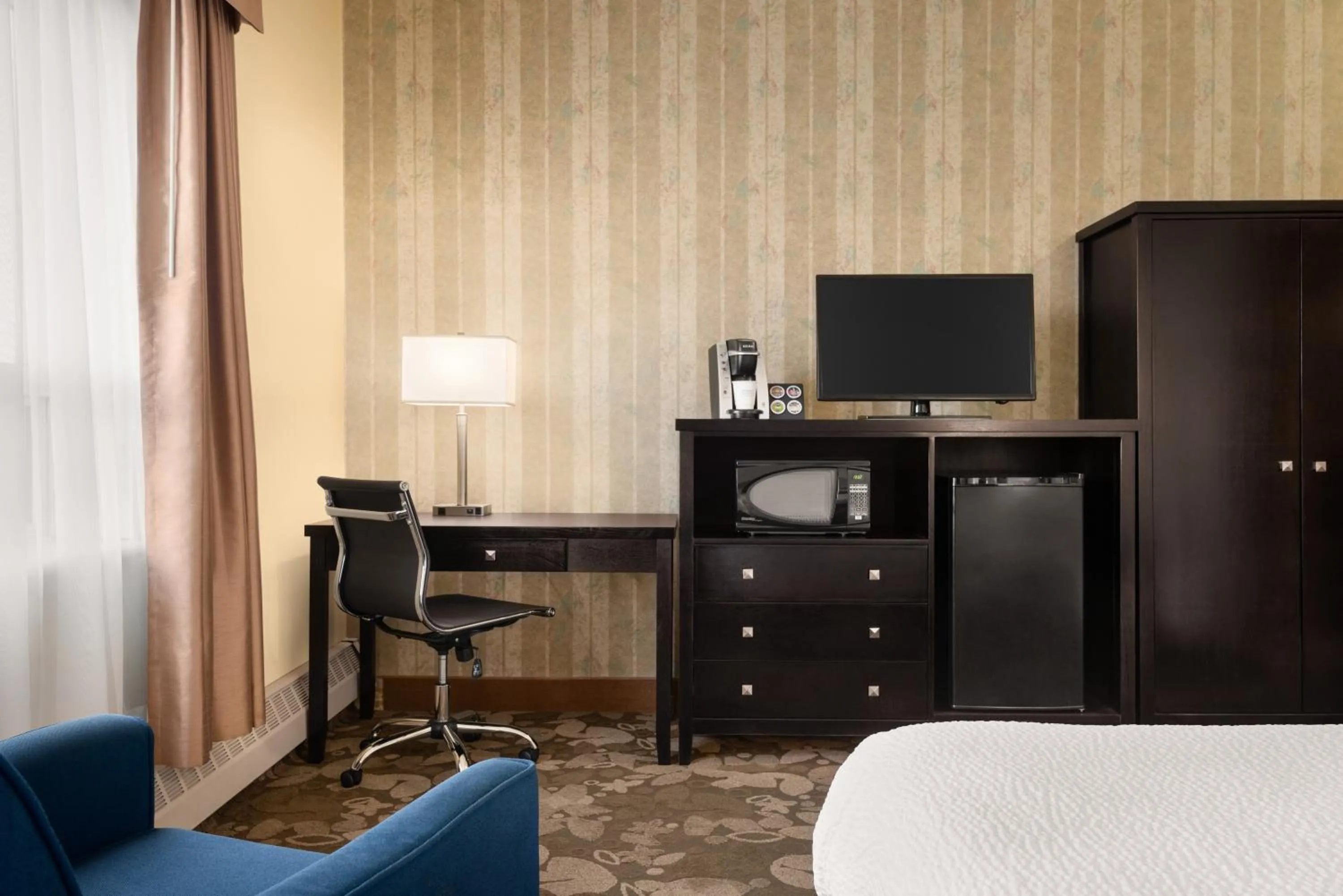 TV and multimedia, Bed in Nova Inn Yellowknife