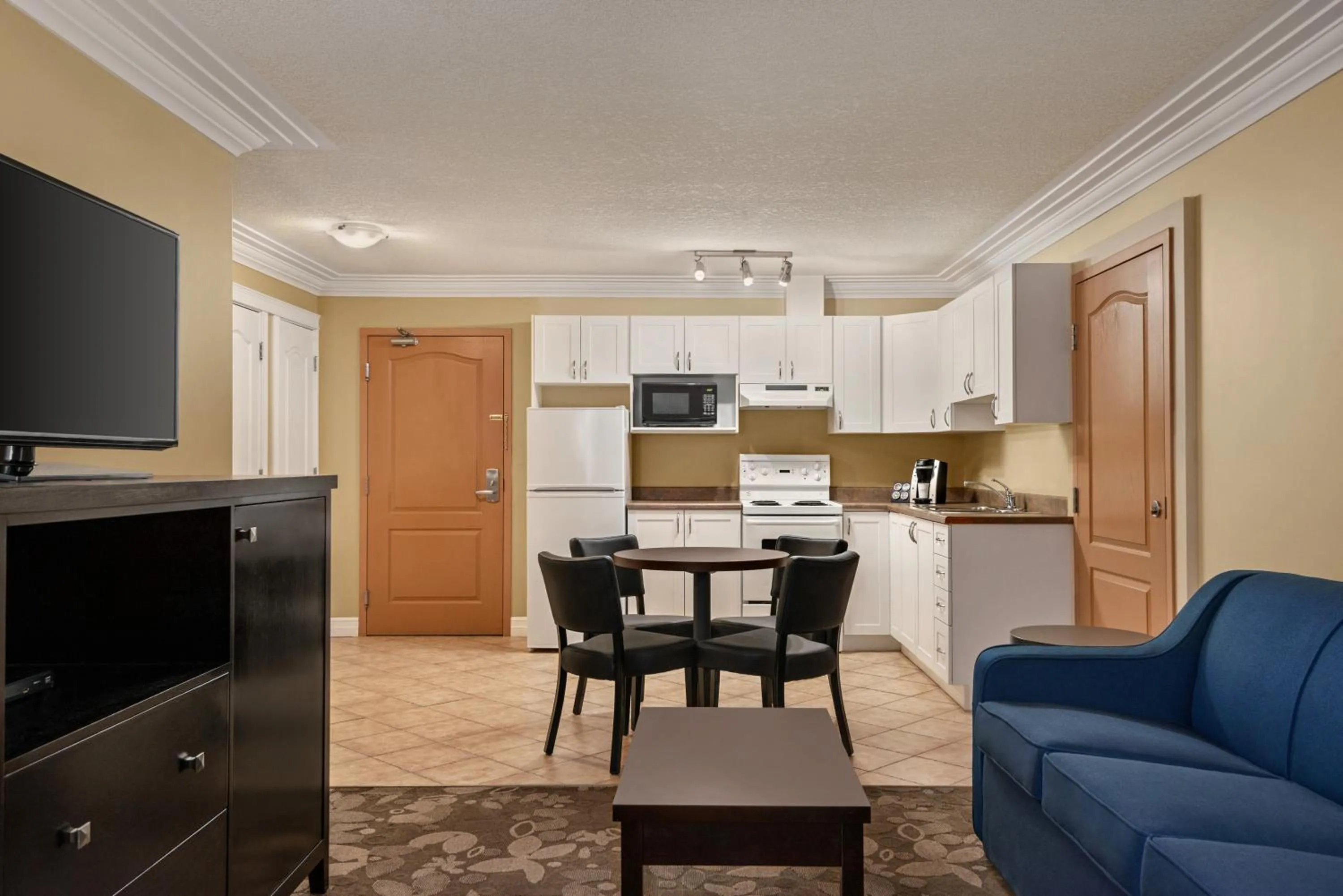 Kitchen or kitchenette in Nova Inn Yellowknife