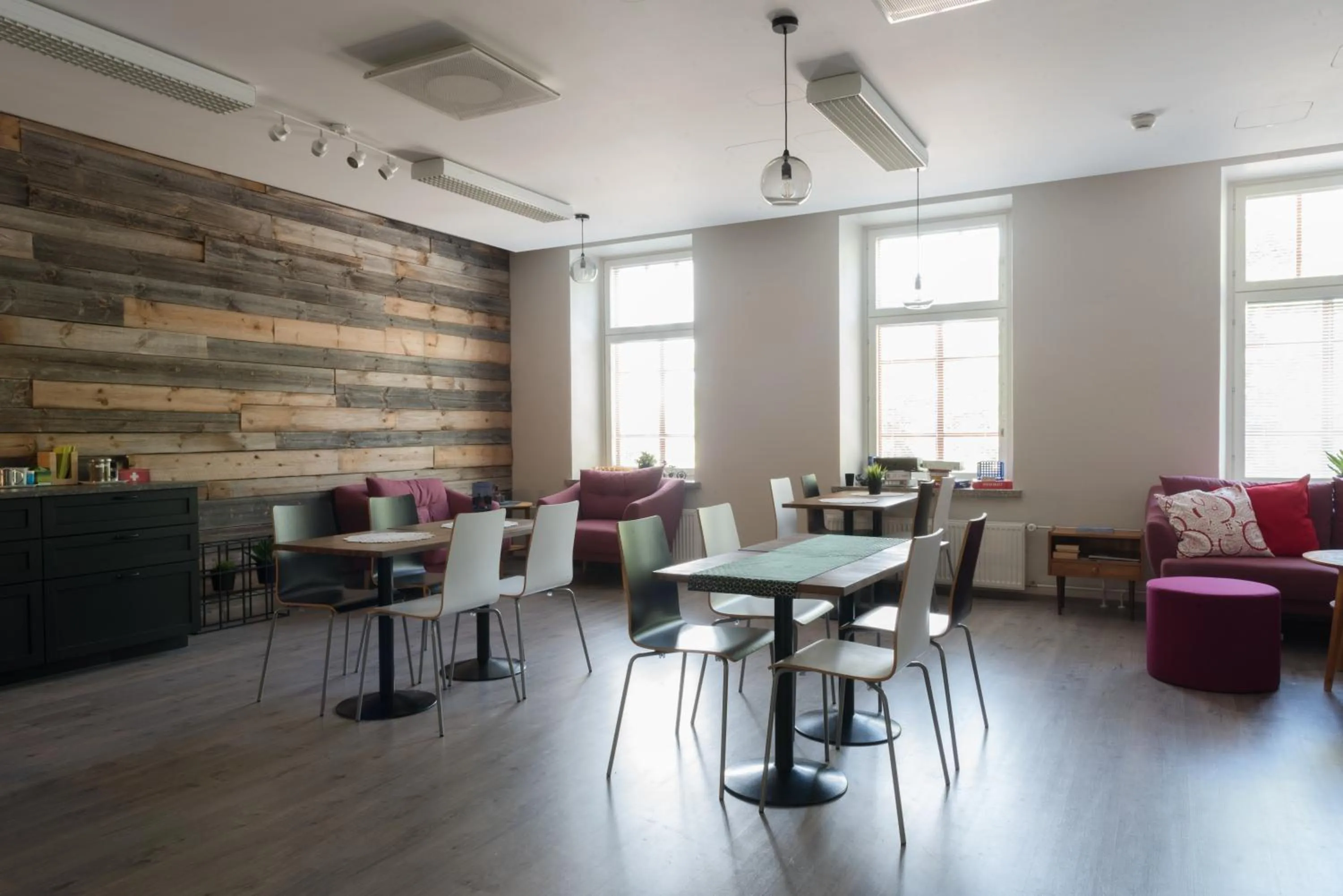 Communal lounge/ TV room in Hotelli Rakuuna