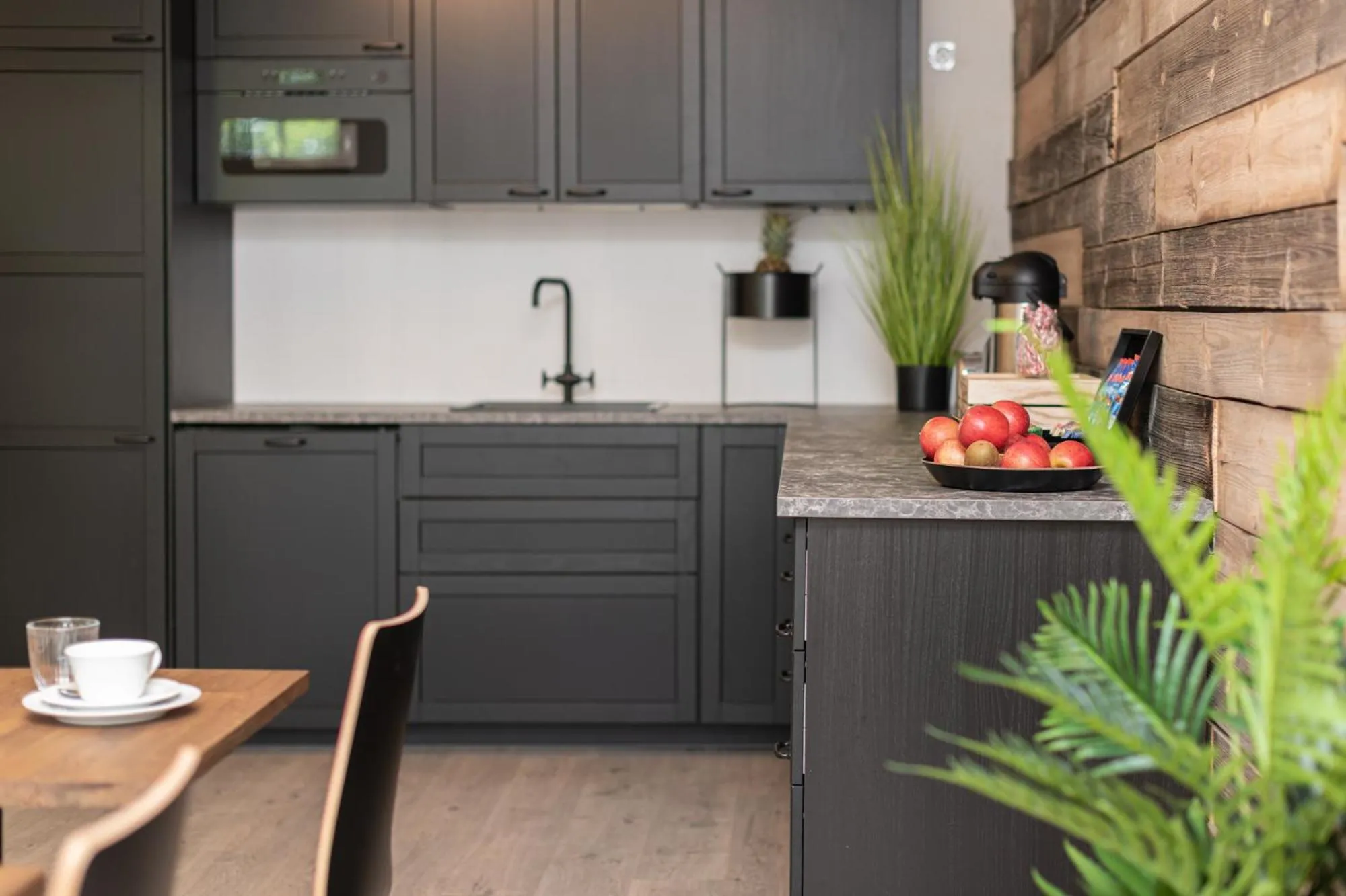 Communal kitchen in Hotelli Rakuuna