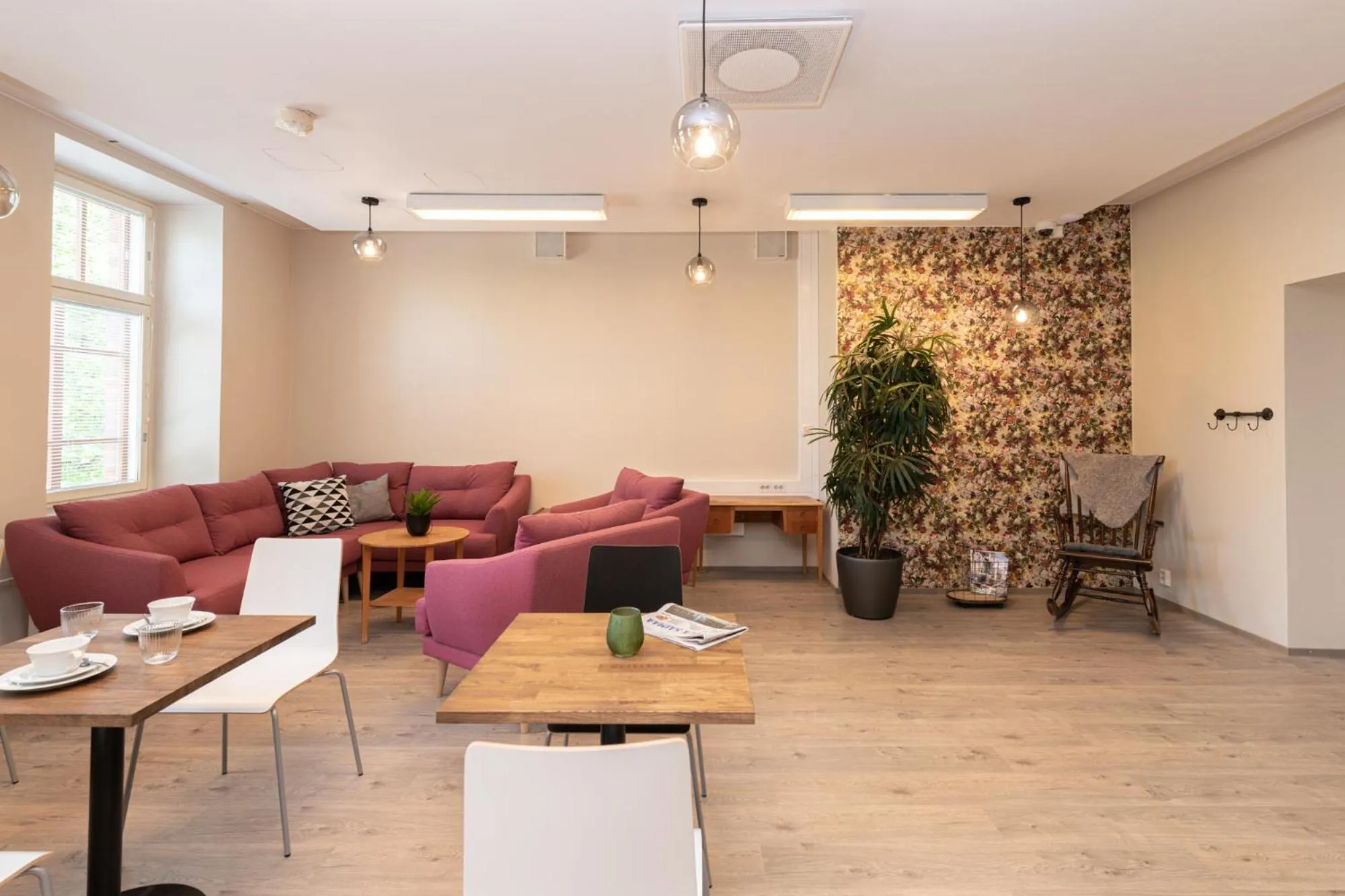 Communal lounge/ TV room in Hotelli Rakuuna