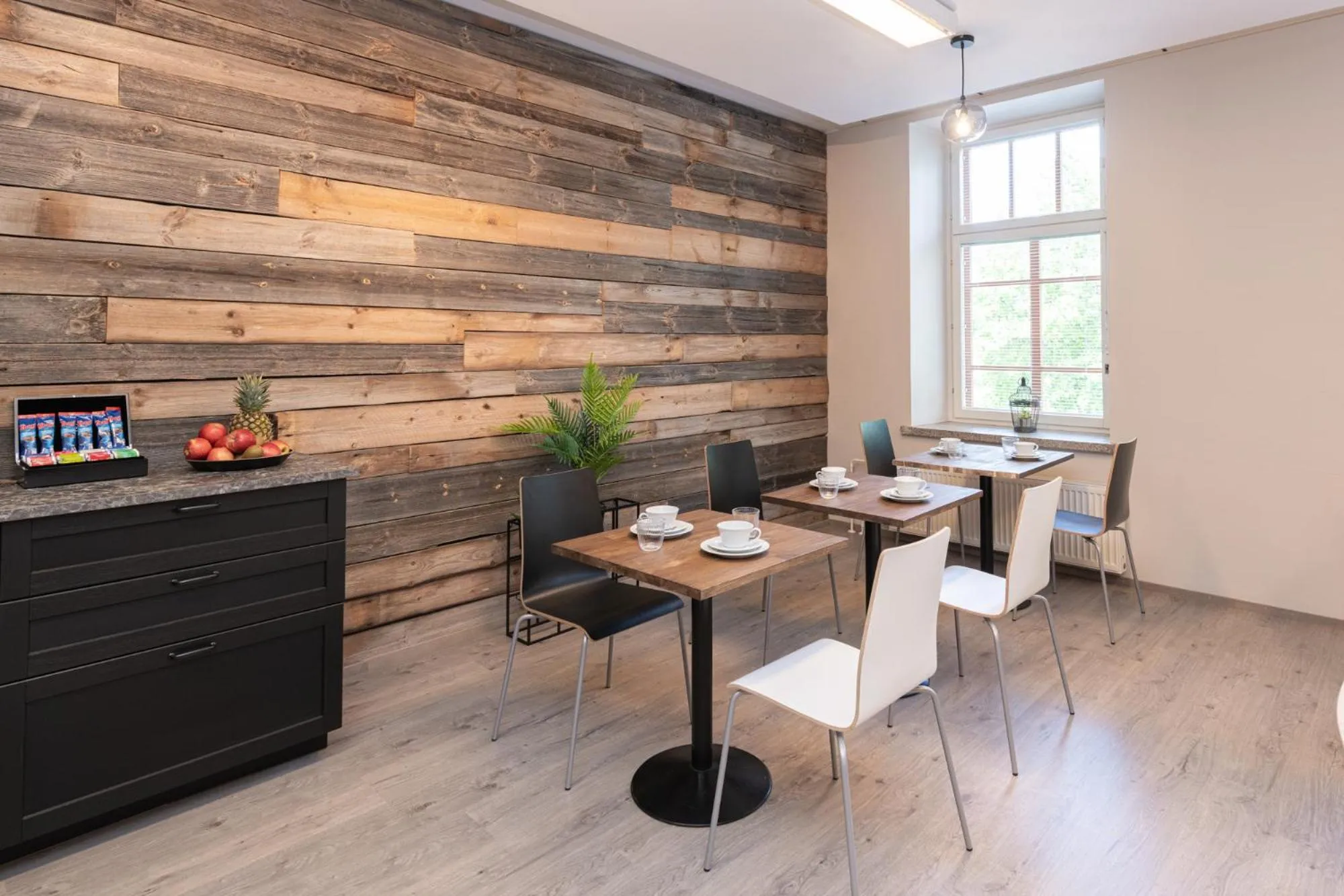 Communal lounge/ TV room in Hotelli Rakuuna