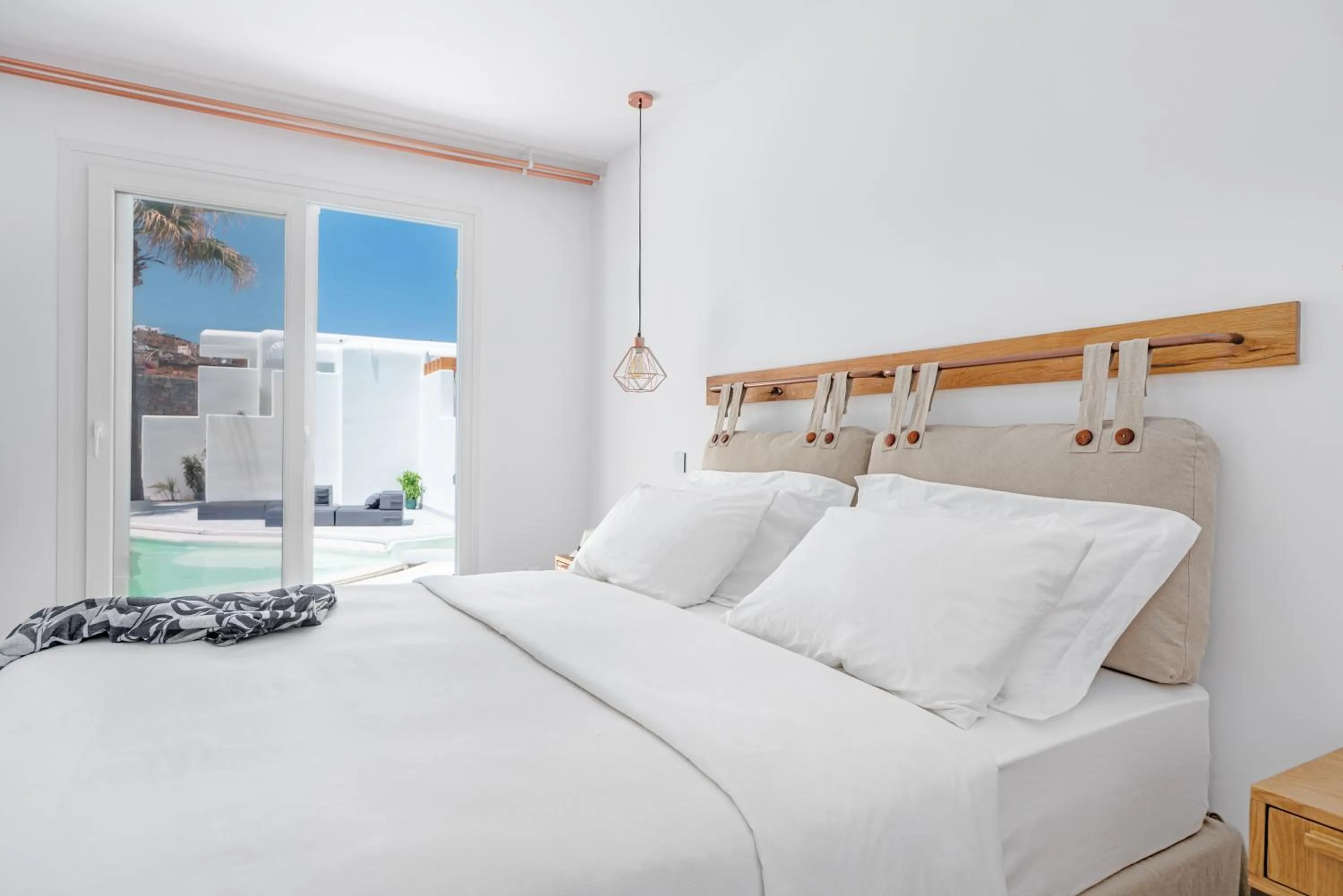 Bed in Omnia Mykonos Boutique Hotel & Suites