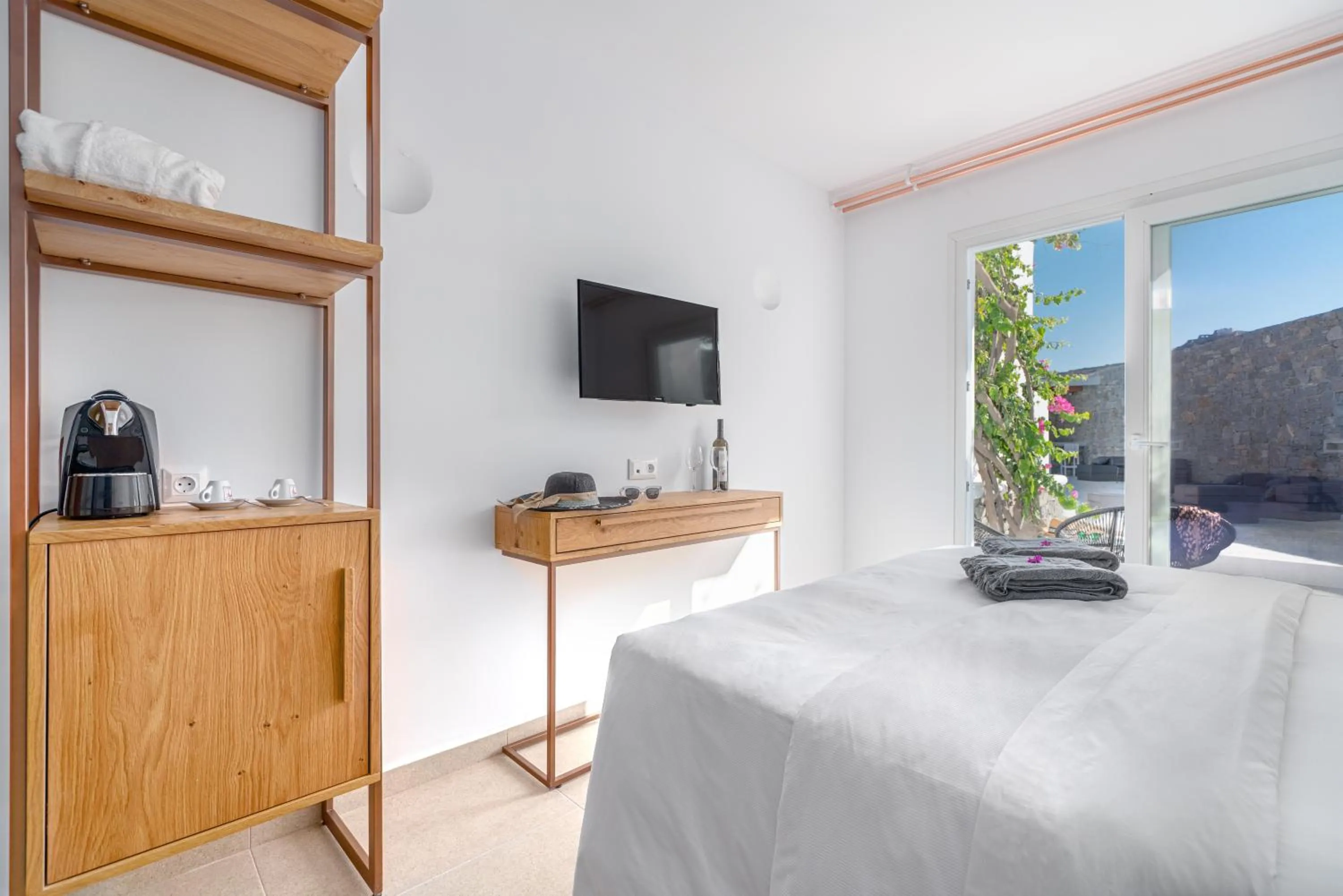 TV and multimedia in Omnia Mykonos Boutique Hotel & Suites