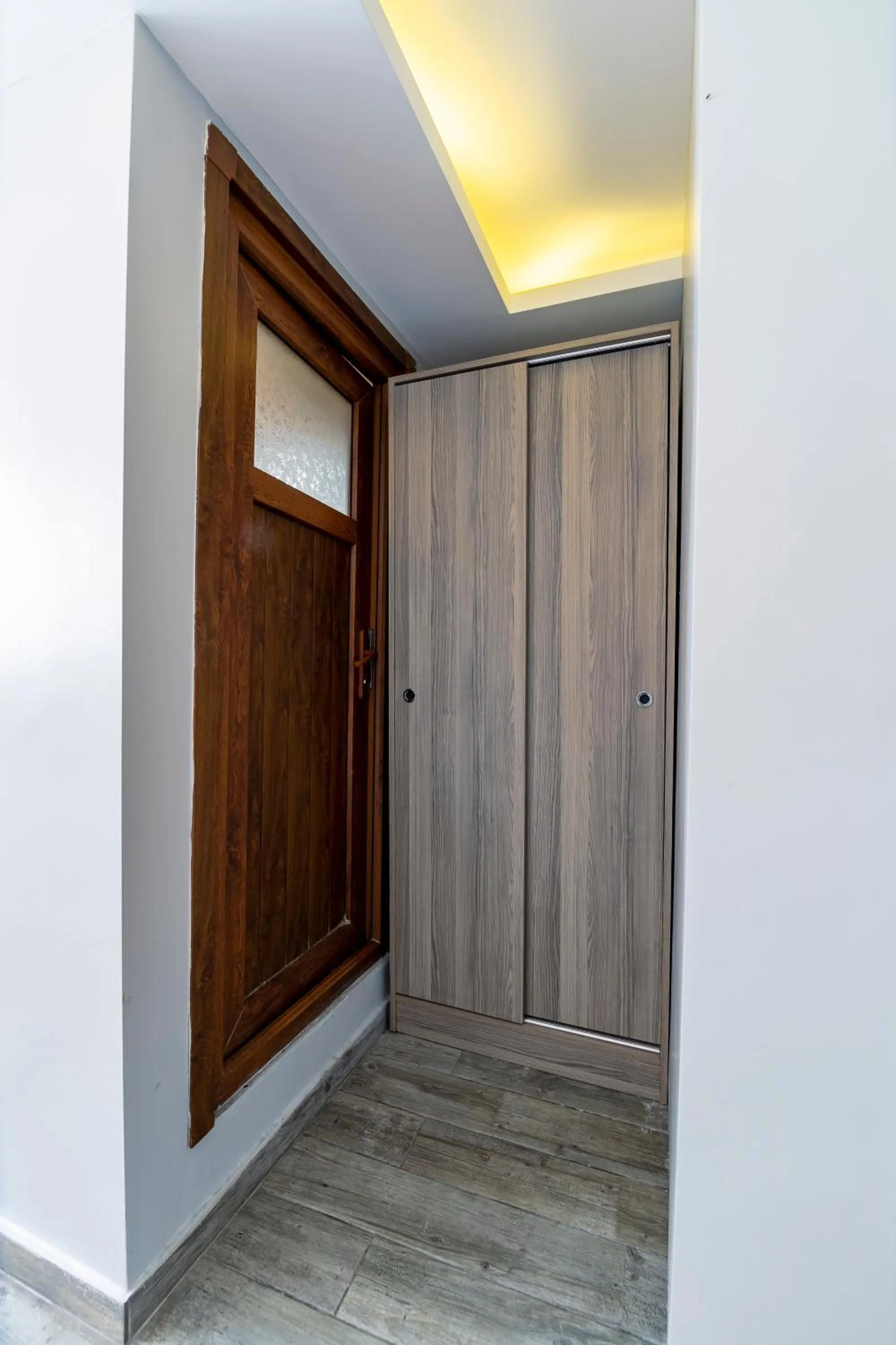 wardrobe in Gul Otel