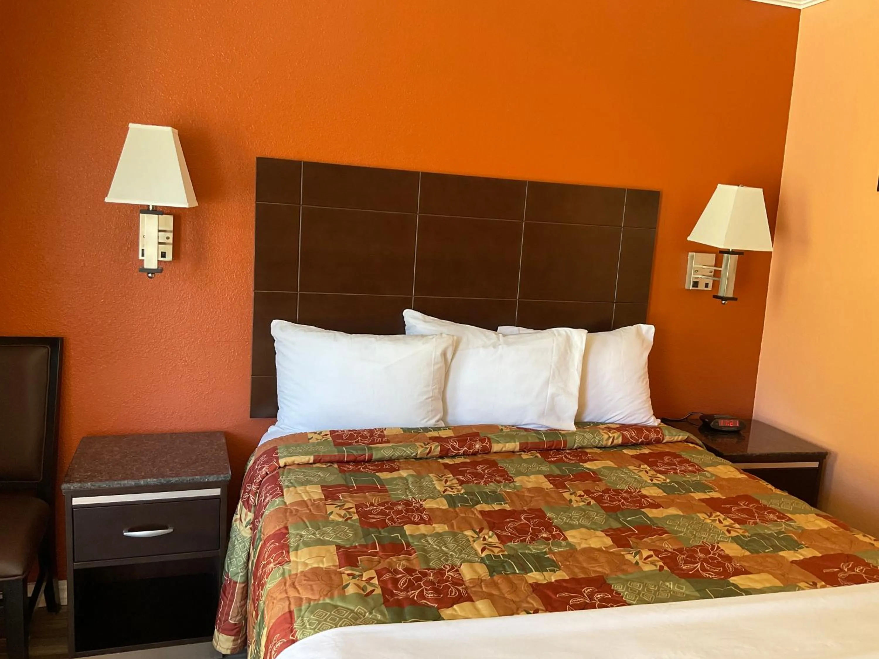 Photo of the whole room, Bed in Budget Motel