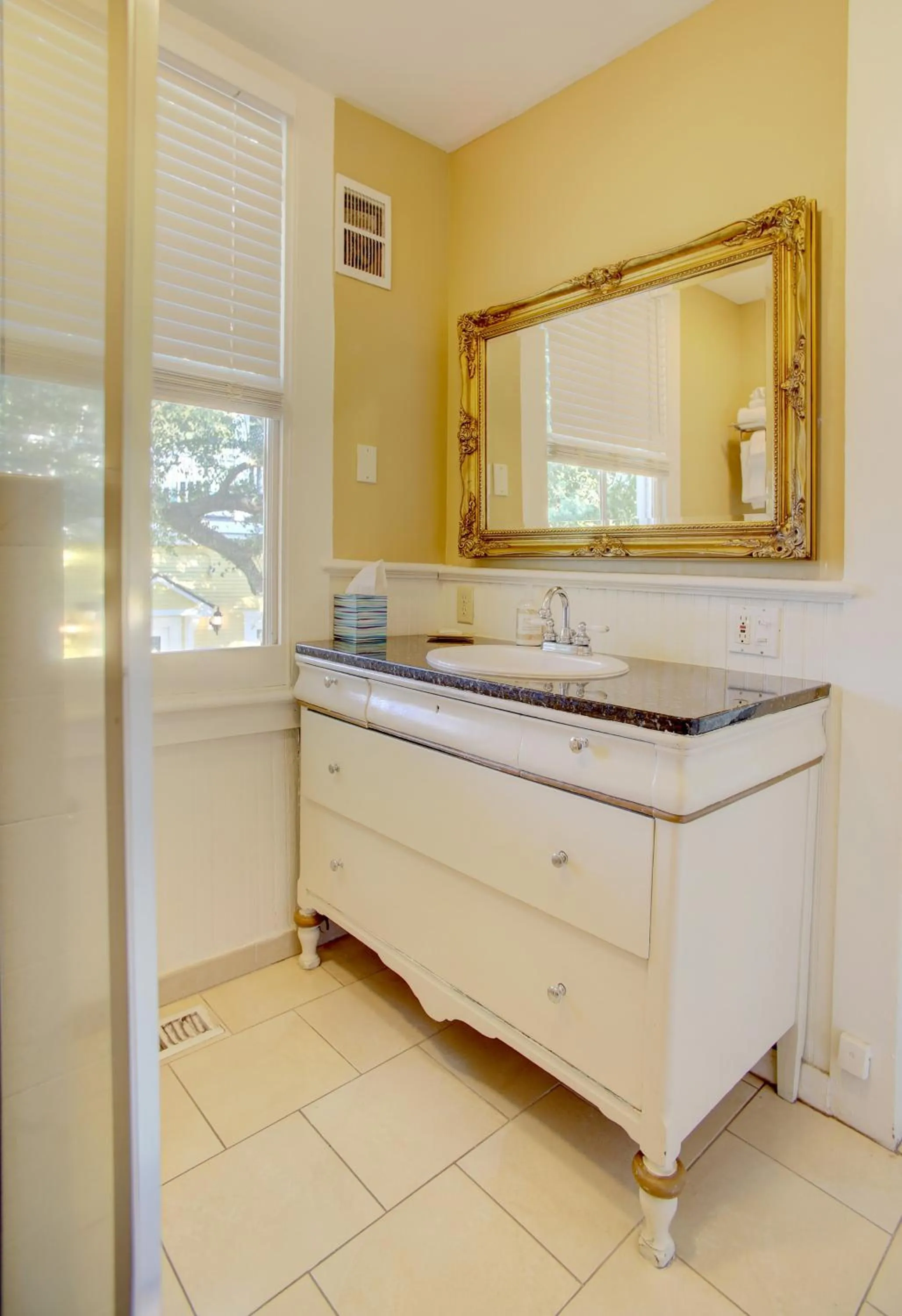Bathroom in Azalea Inn and Villas