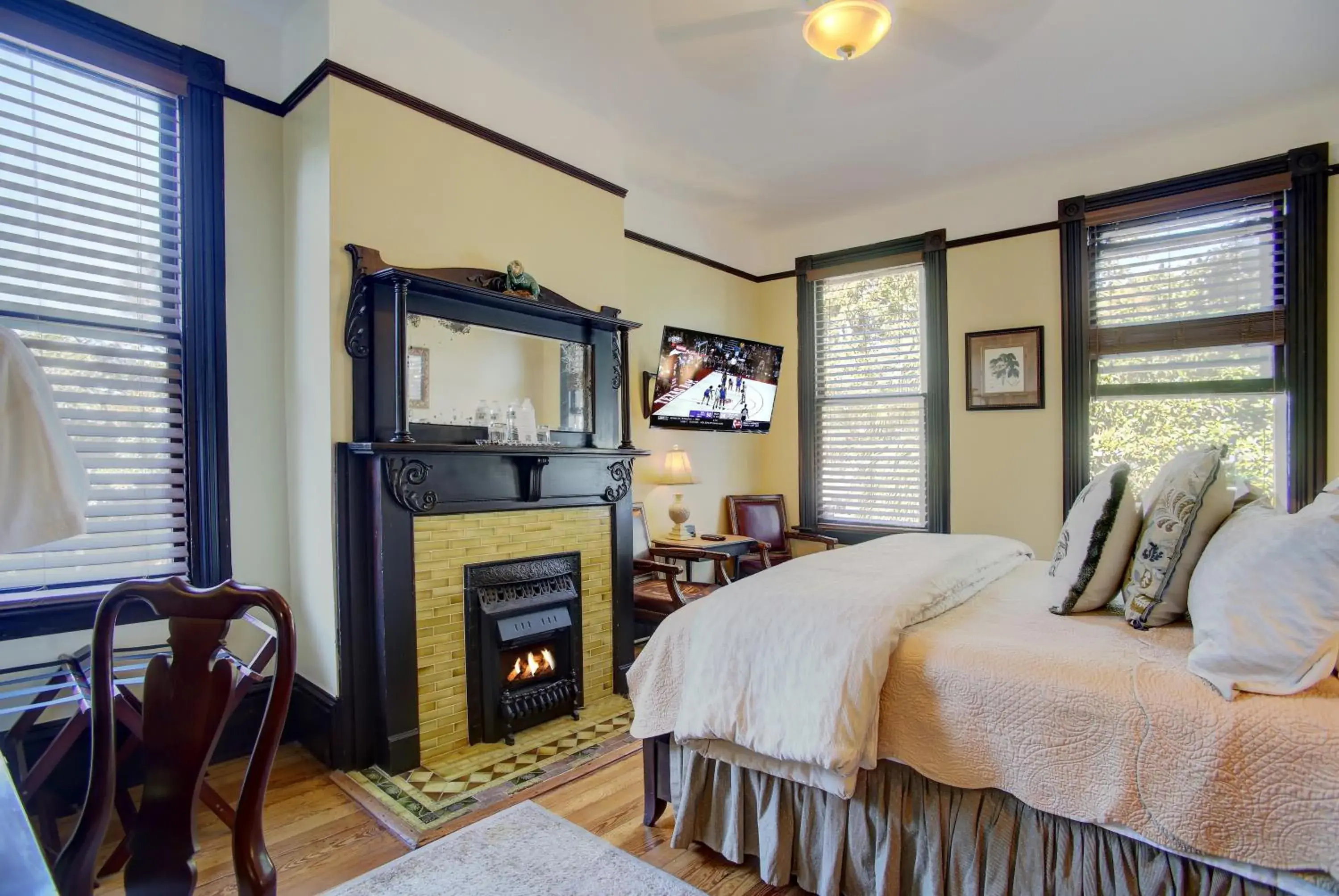 King Room - Chinaberry Balcony in Azalea Inn and Villas King Room - Chinaberry Balcony in Azalea Inn and Villas