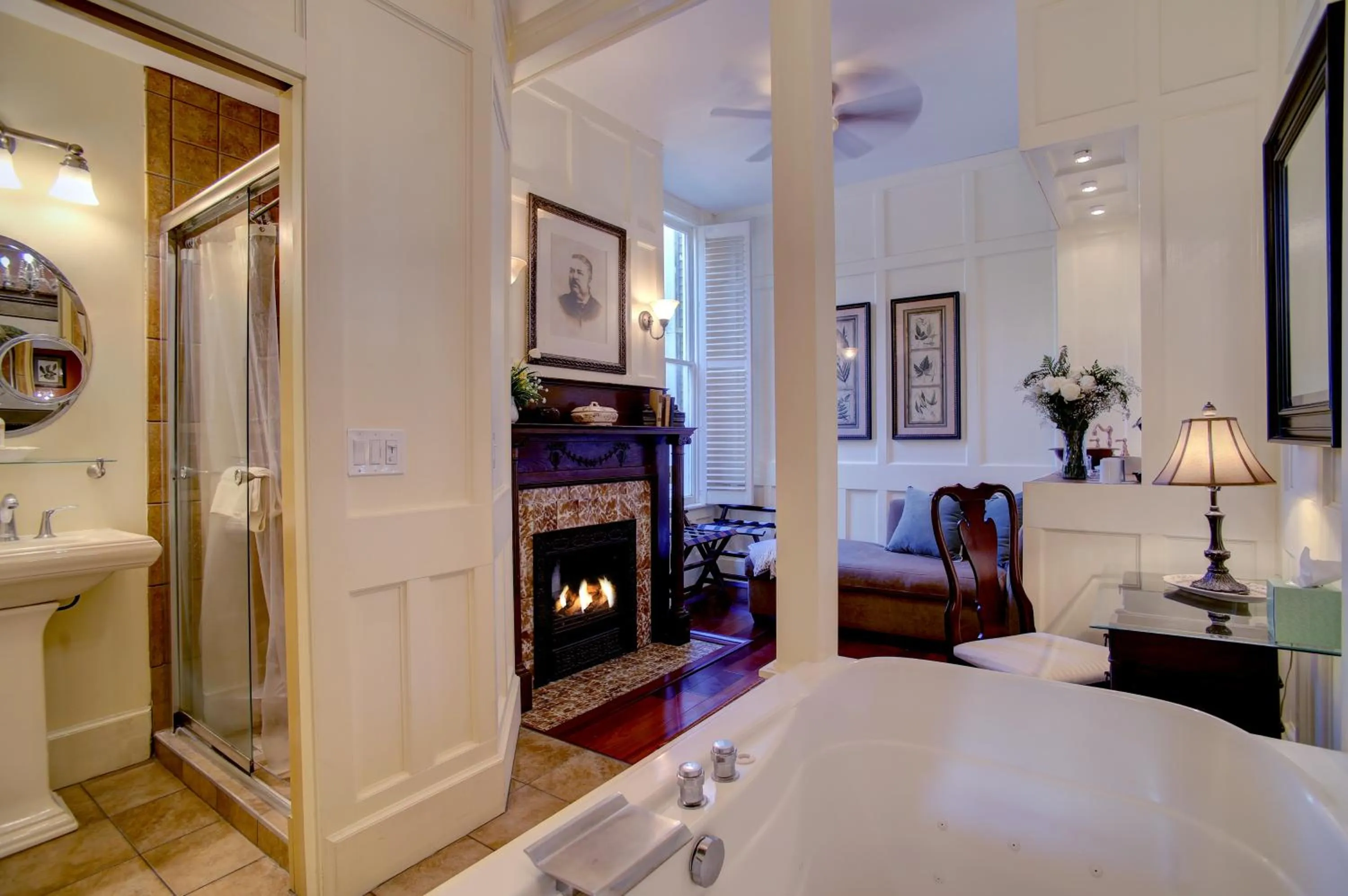 Bathroom, Bed in Azalea Inn and Villas