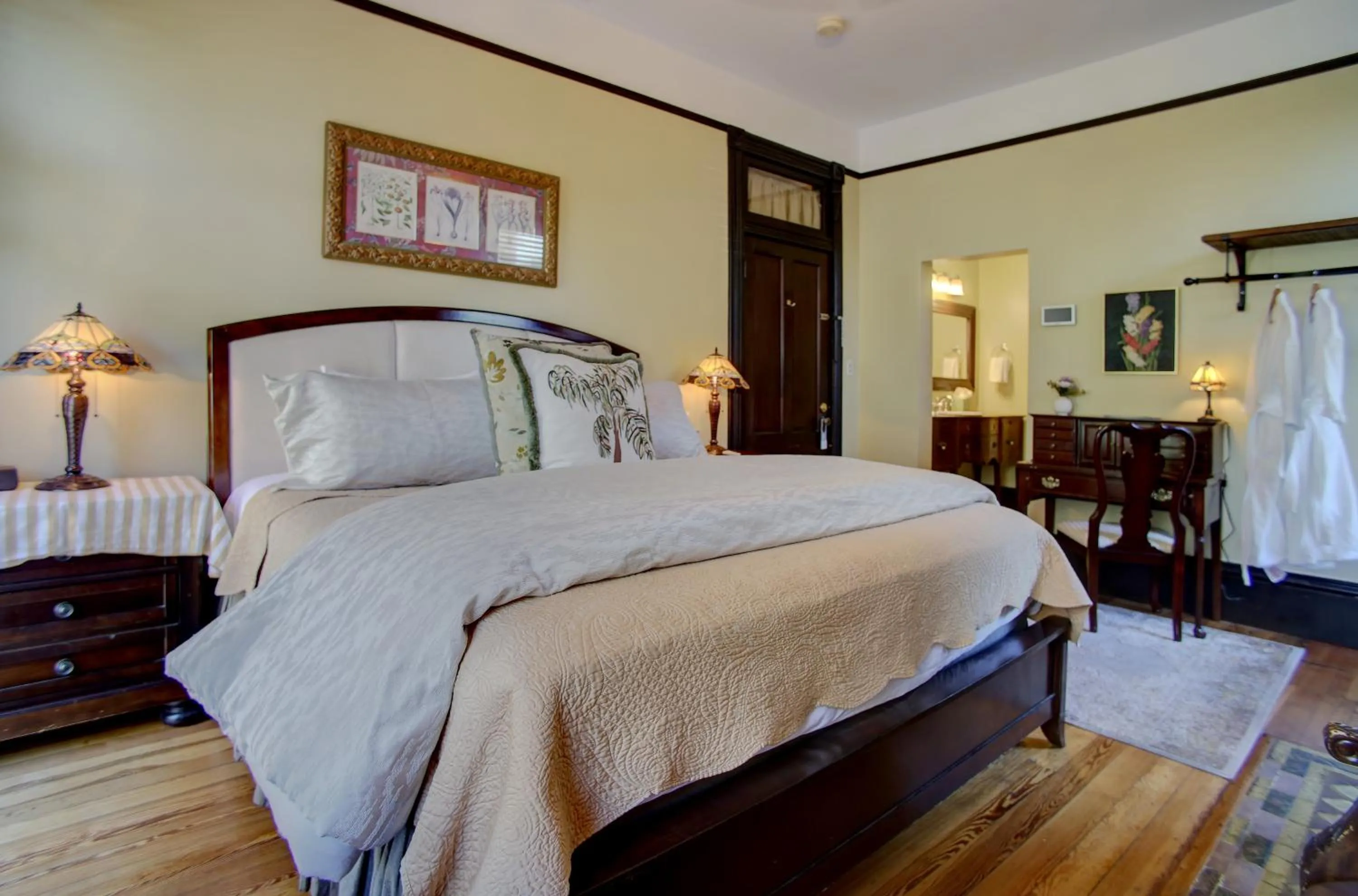 Bedroom, Bed in Azalea Inn and Villas
