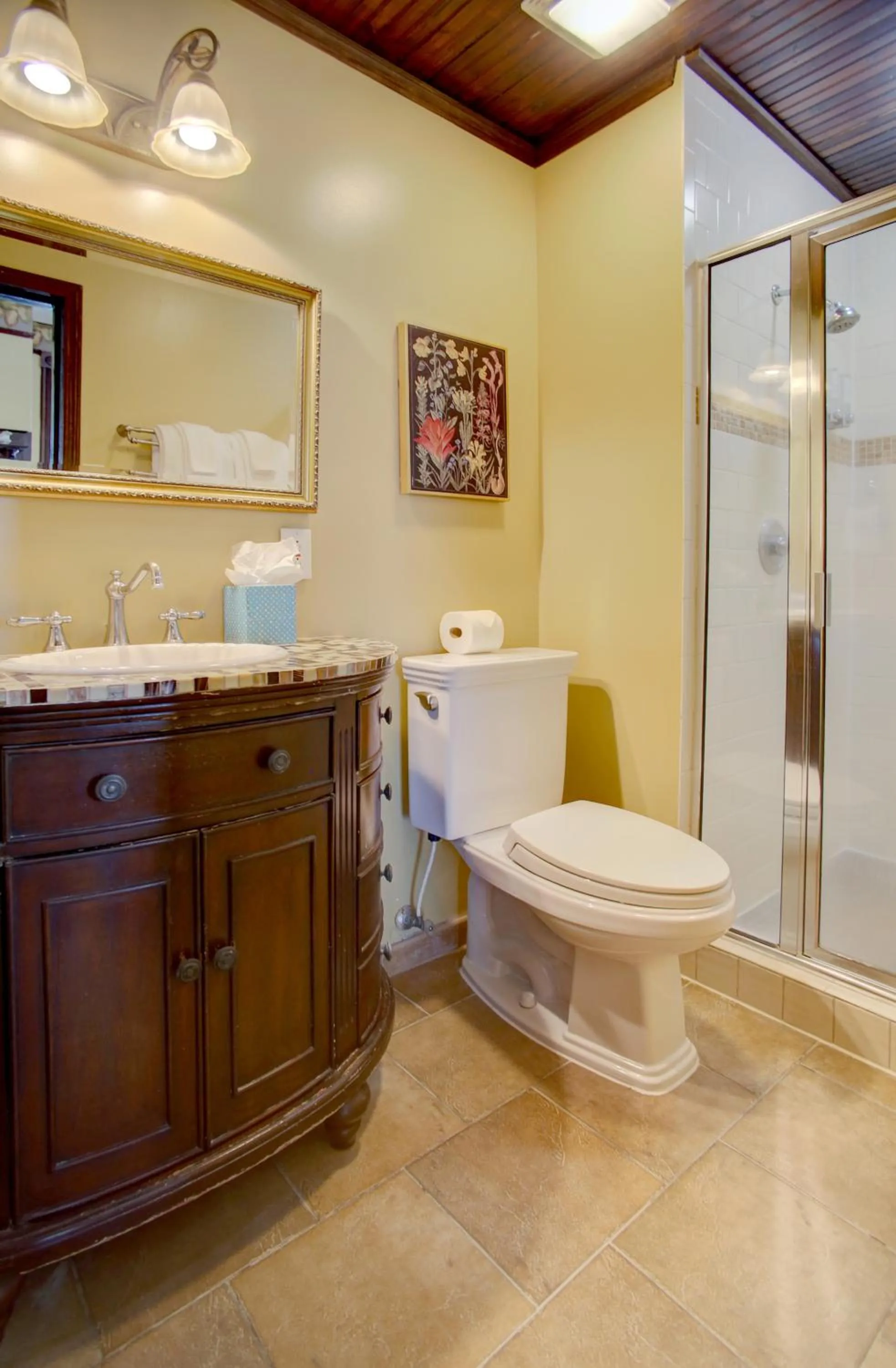 Bathroom in Azalea Inn and Villas