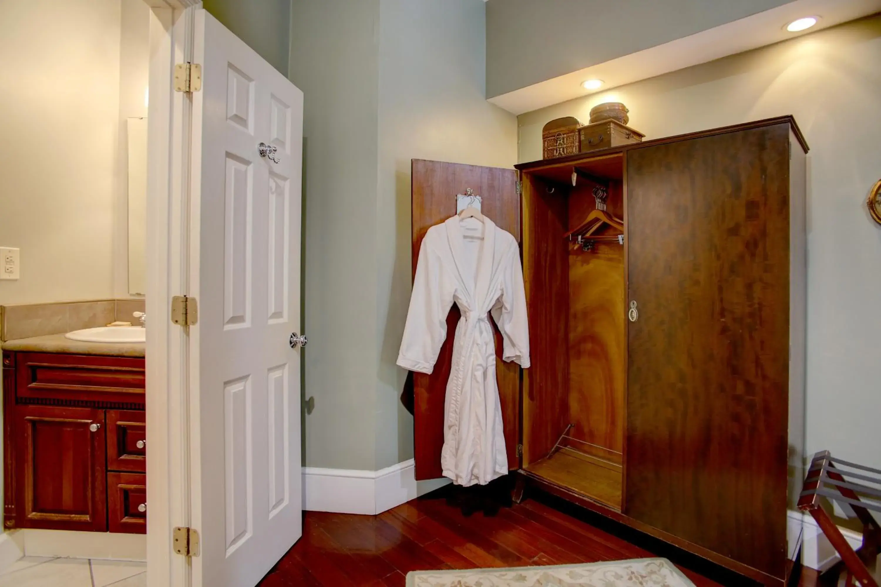 Bedroom in Azalea Inn and Villas Bedroom in Azalea Inn and Villas