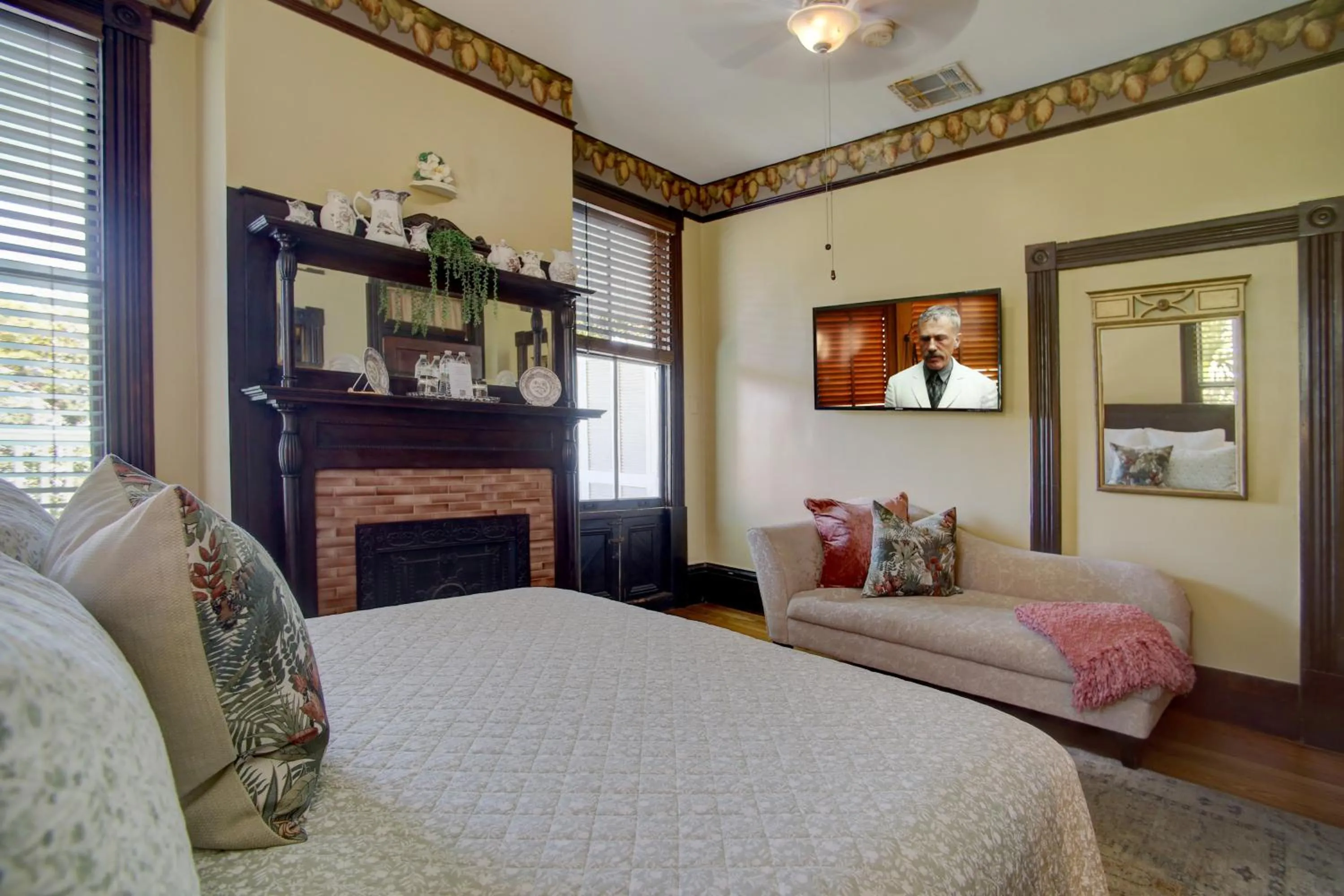Bedroom, Bed in Azalea Inn and Villas