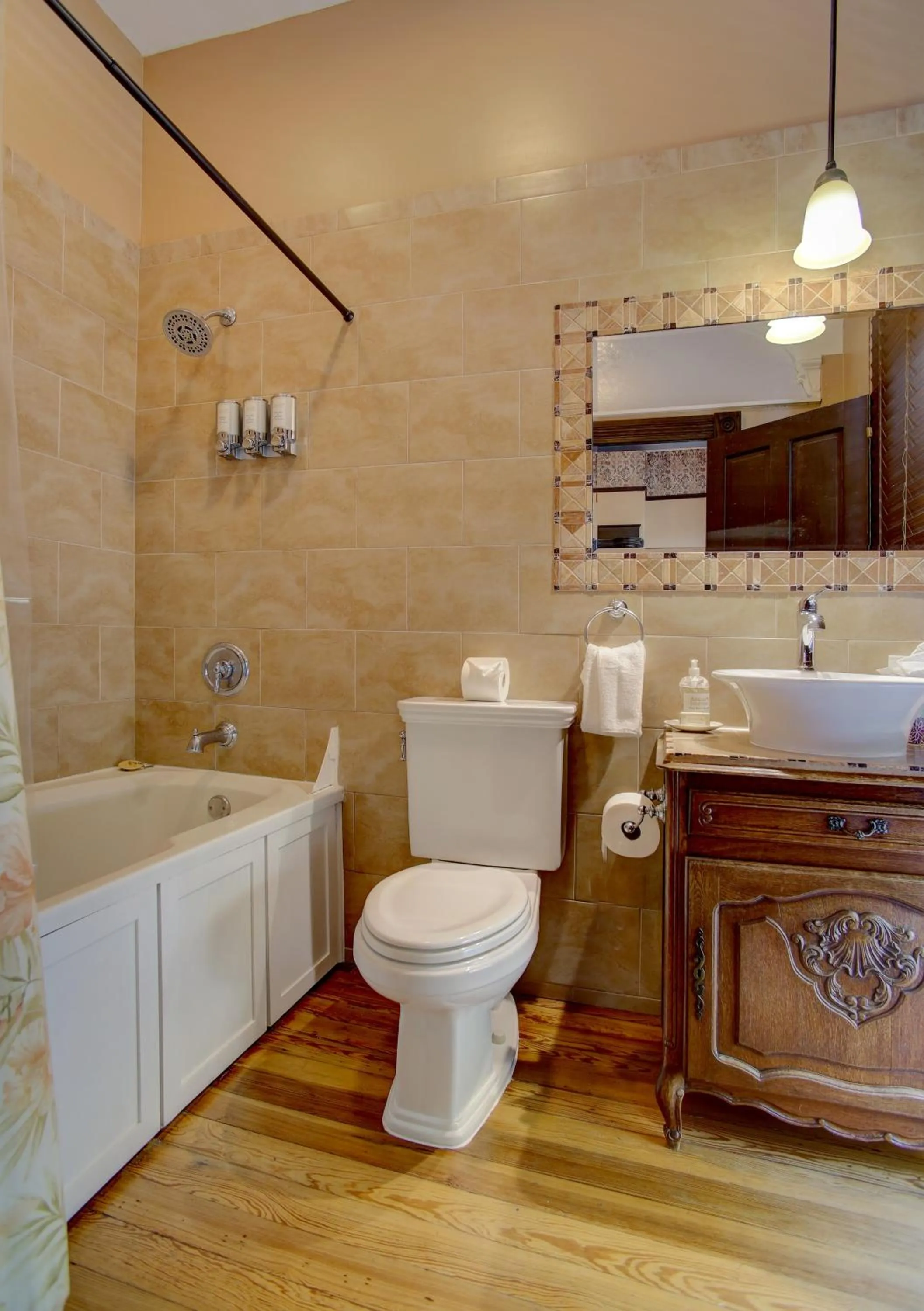 Bathroom in Azalea Inn and Villas