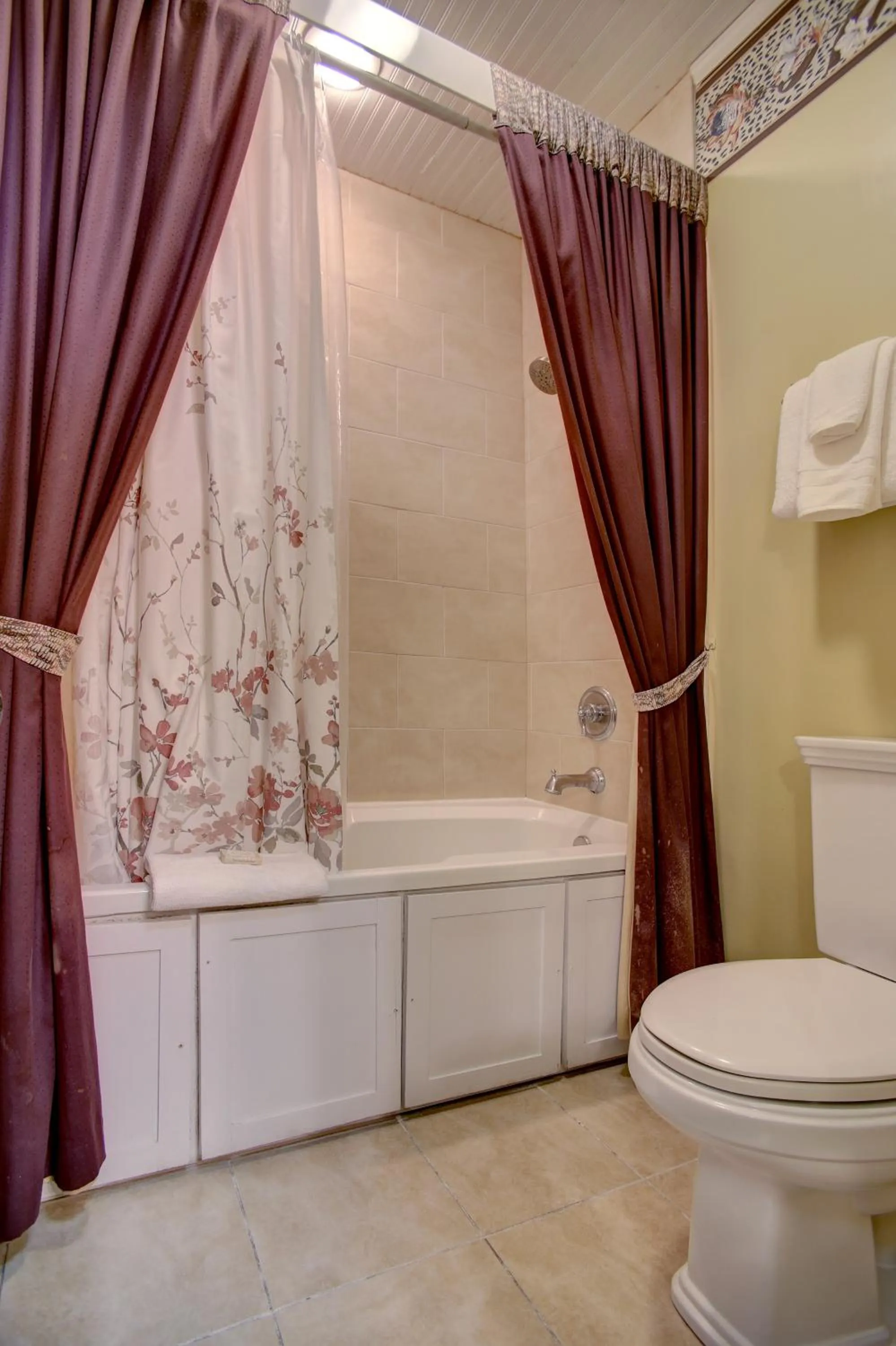 Bathroom in Azalea Inn and Villas