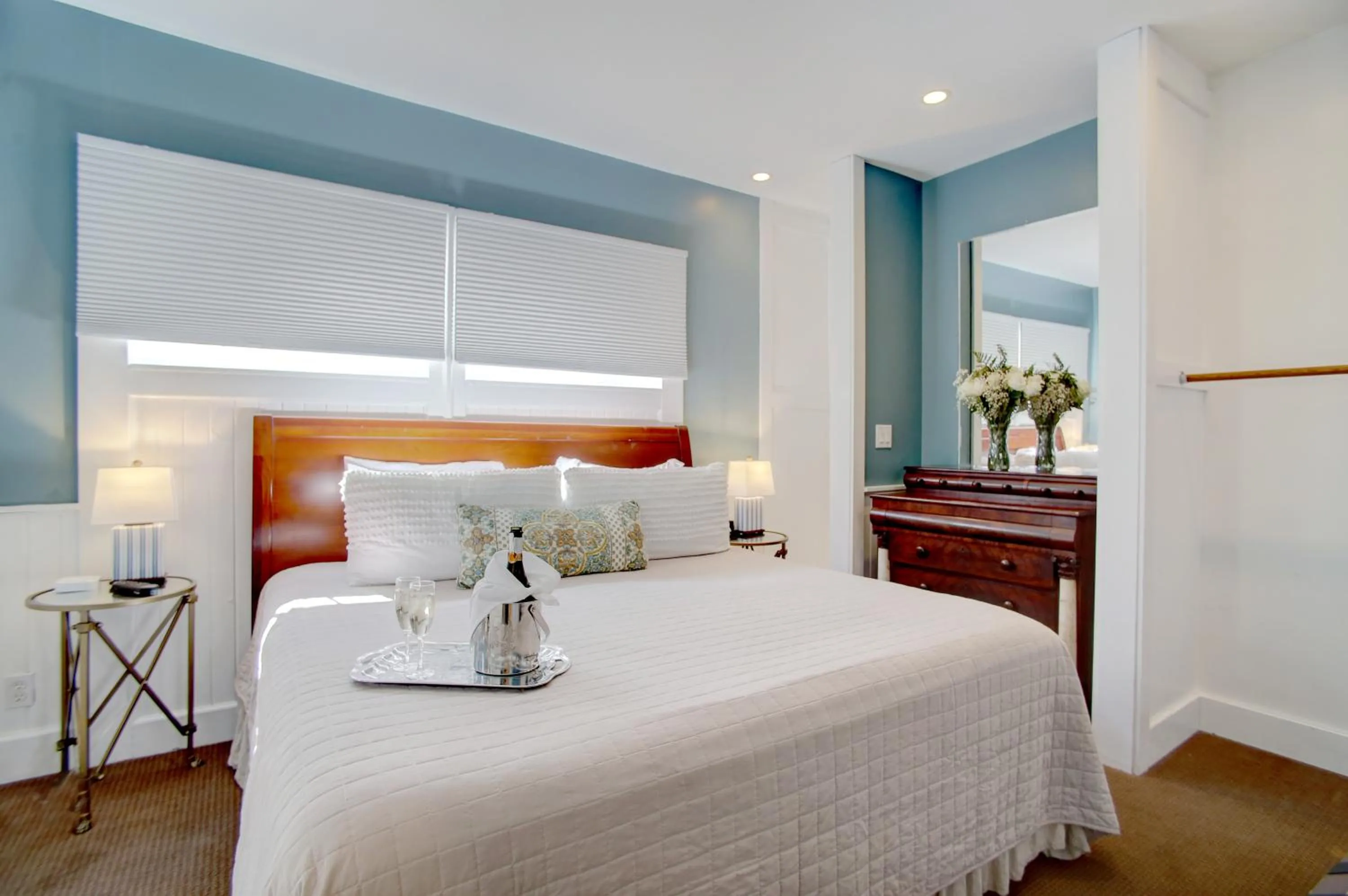 Bedroom, Bed in Azalea Inn and Villas