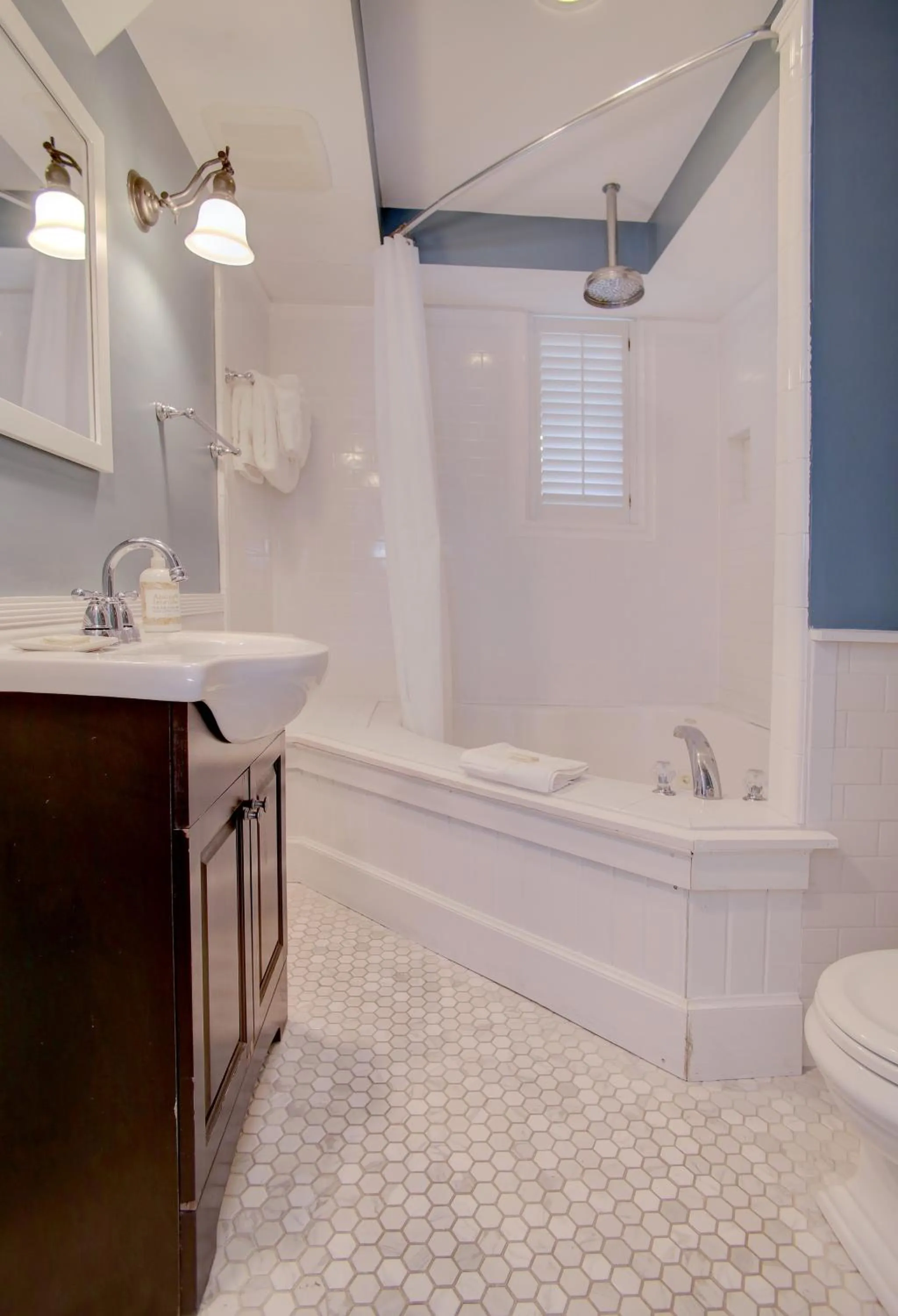 Bath in Azalea Inn and Villas