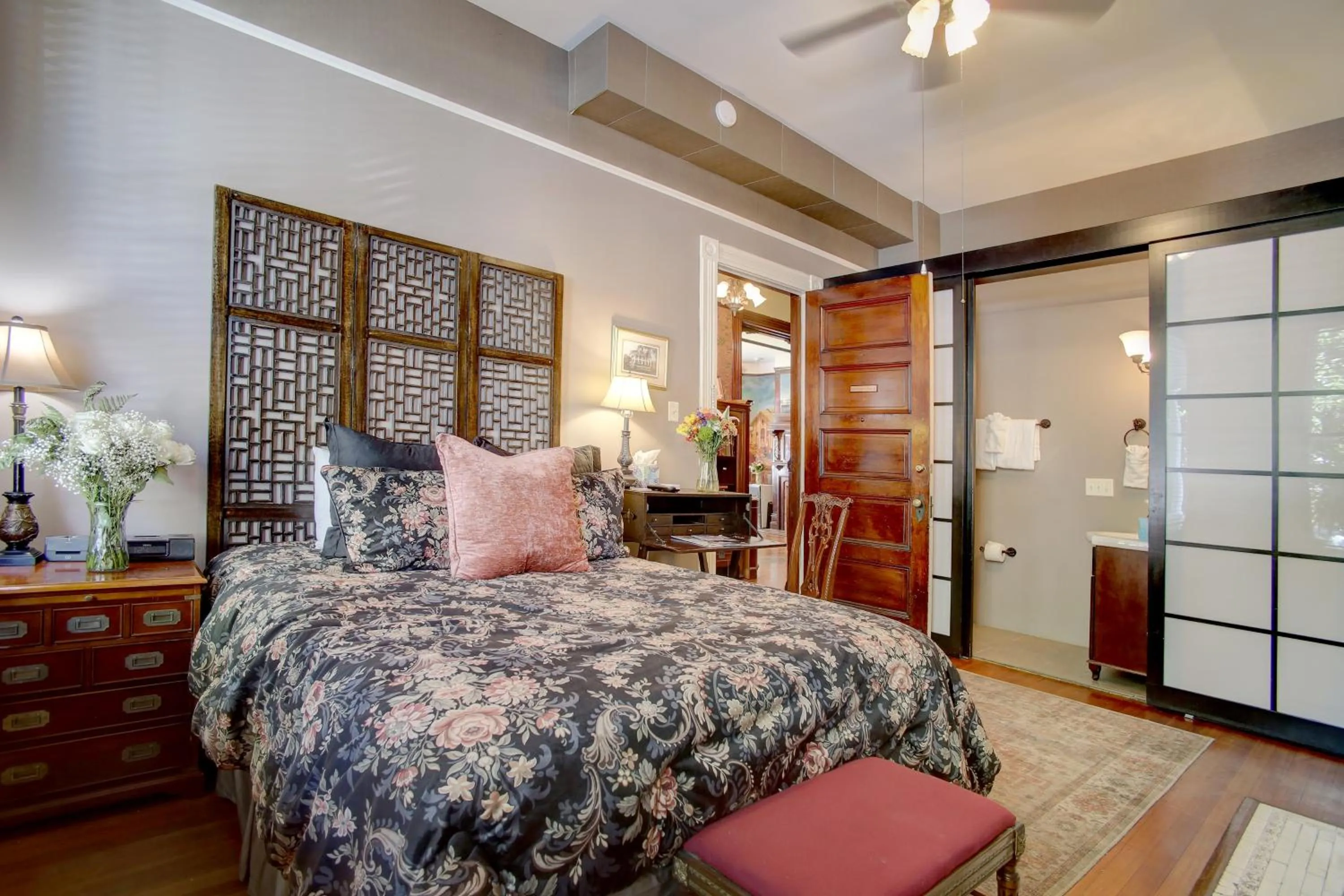Bedroom, Bed in Azalea Inn and Villas