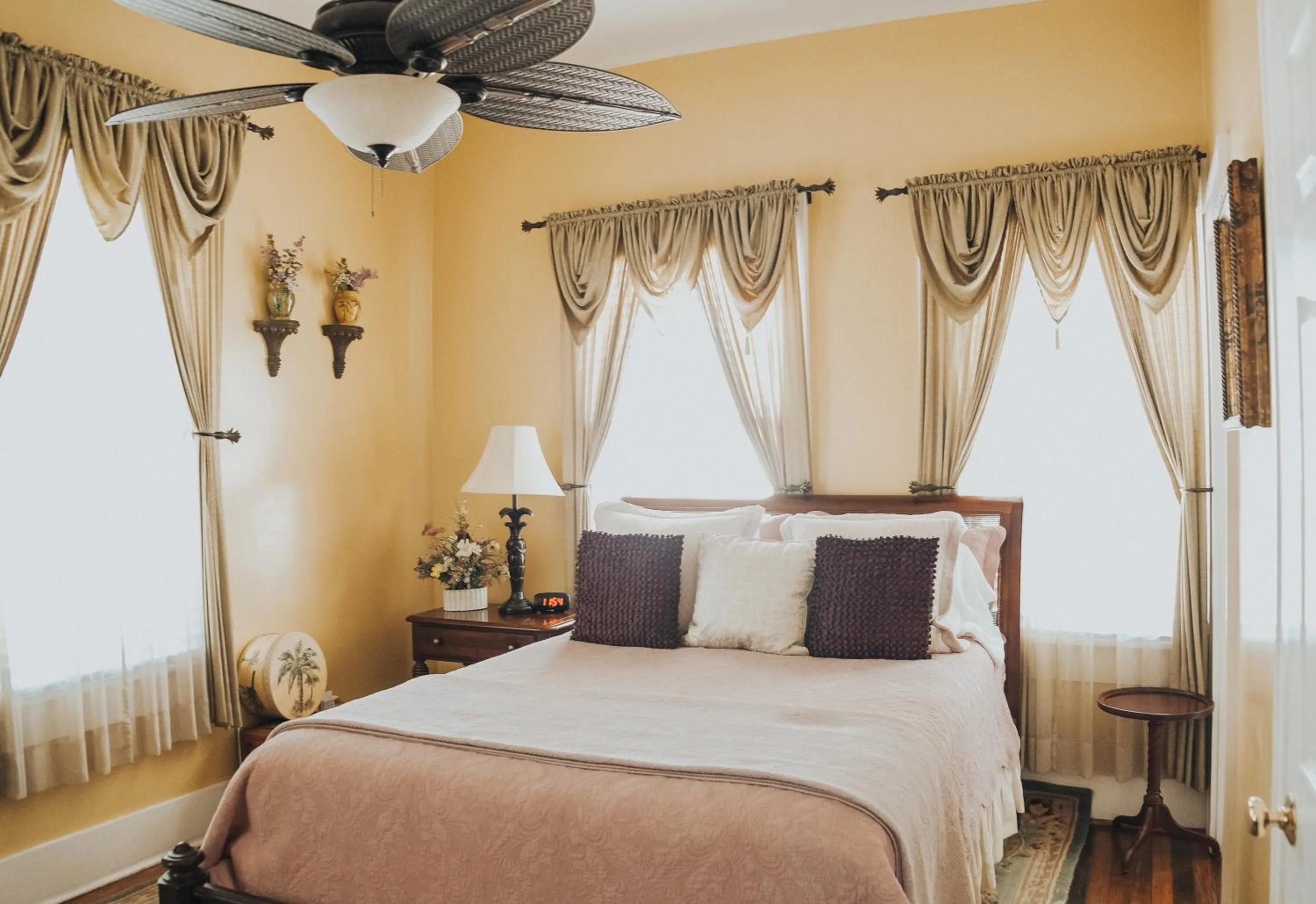 Bedroom, Bed in Green Palm Inn