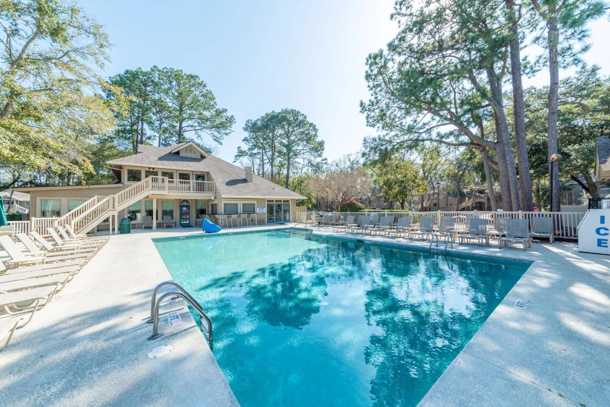 Swimming pool in Island Links Resort by Palmera