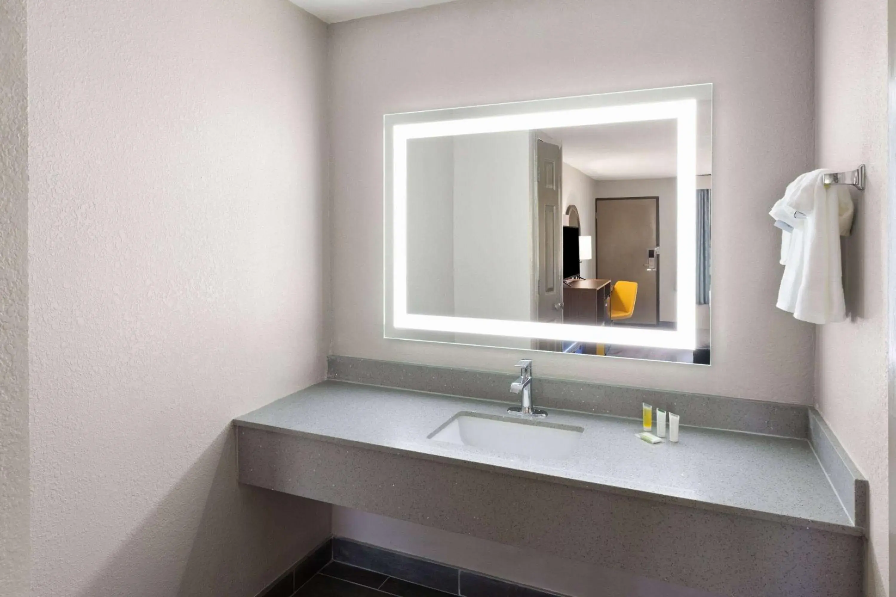 Double Room - Non-Smoking in Days Inn & Suites by Wyndham Vicksburg Double Room - Non-Smoking in Days Inn & Suites by Wyndham Vicksburg