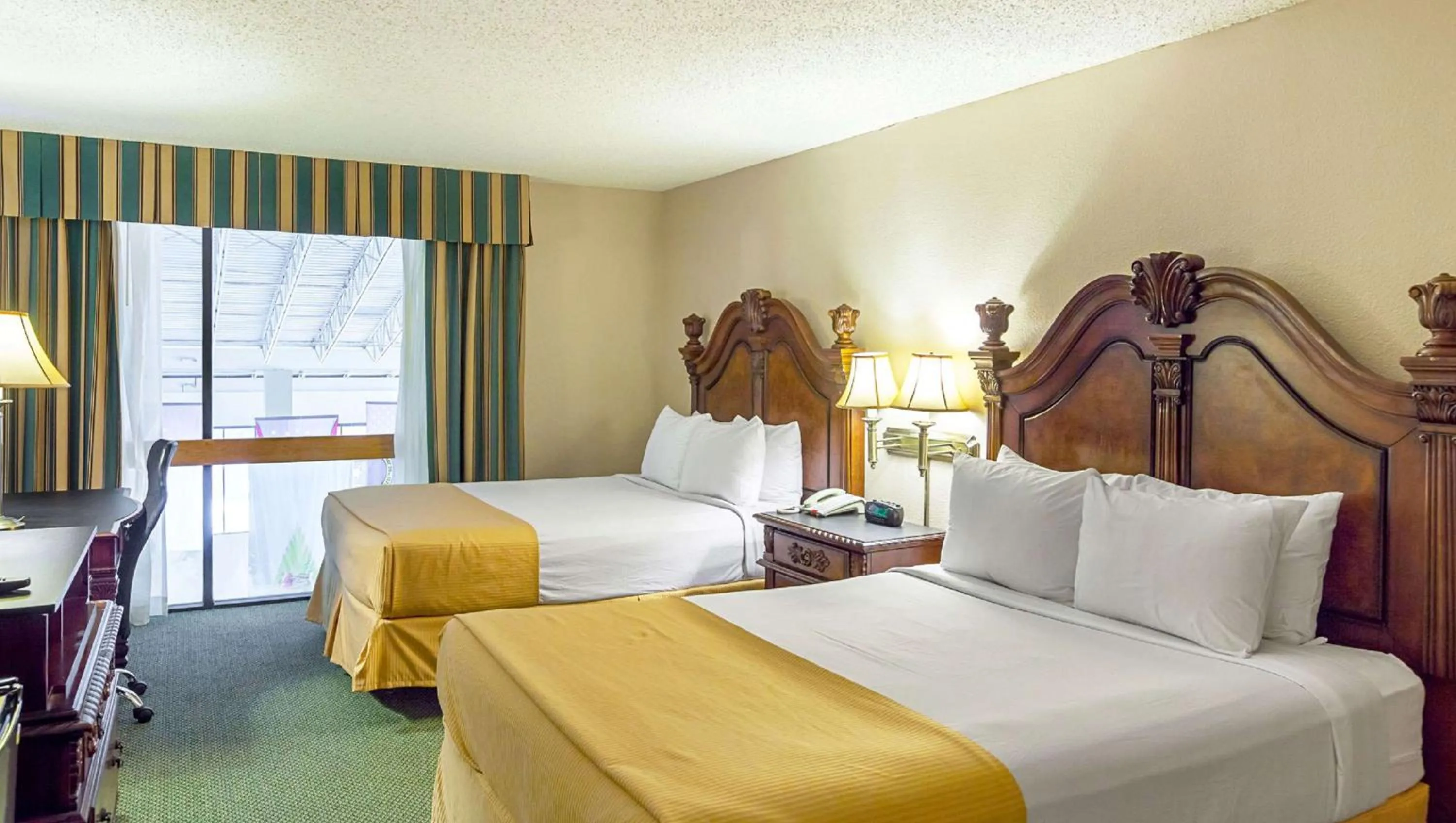 Photo of the whole room in Magnuson Grand Desoto