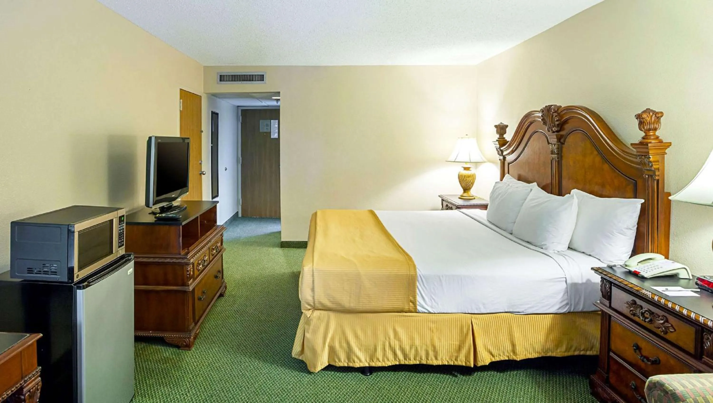 Photo of the whole room, TV/Entertainment Center in Magnuson Grand Desoto