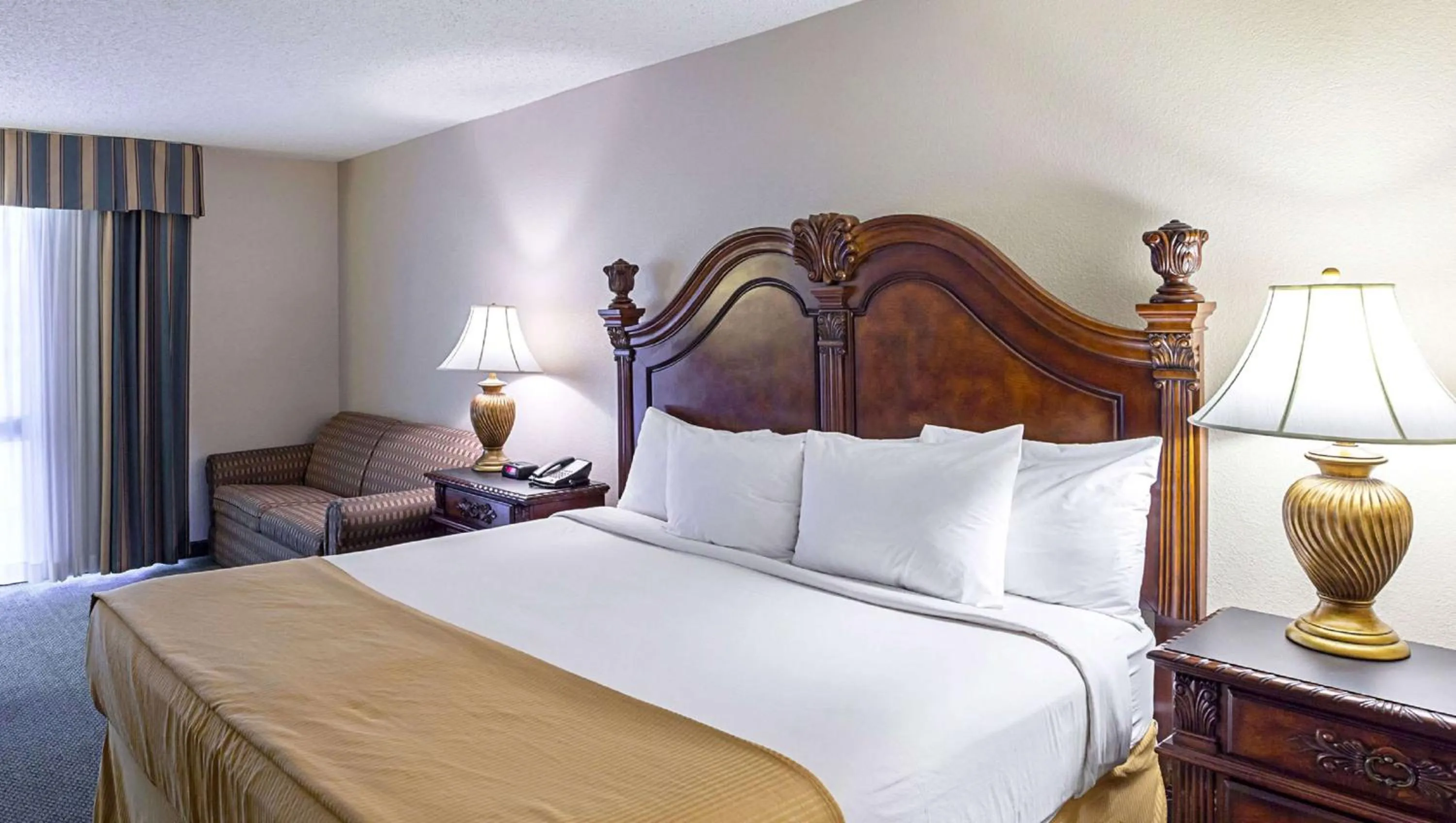 Photo of the whole room in Magnuson Grand Desoto