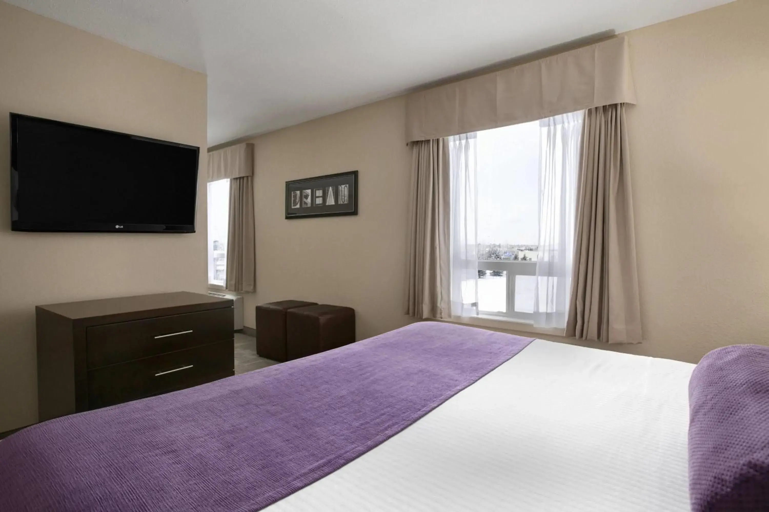 Photo of the whole room, Bed in Days Inn by Wyndham Regina Photo of the whole room, Bed in Days Inn by Wyndham Regina