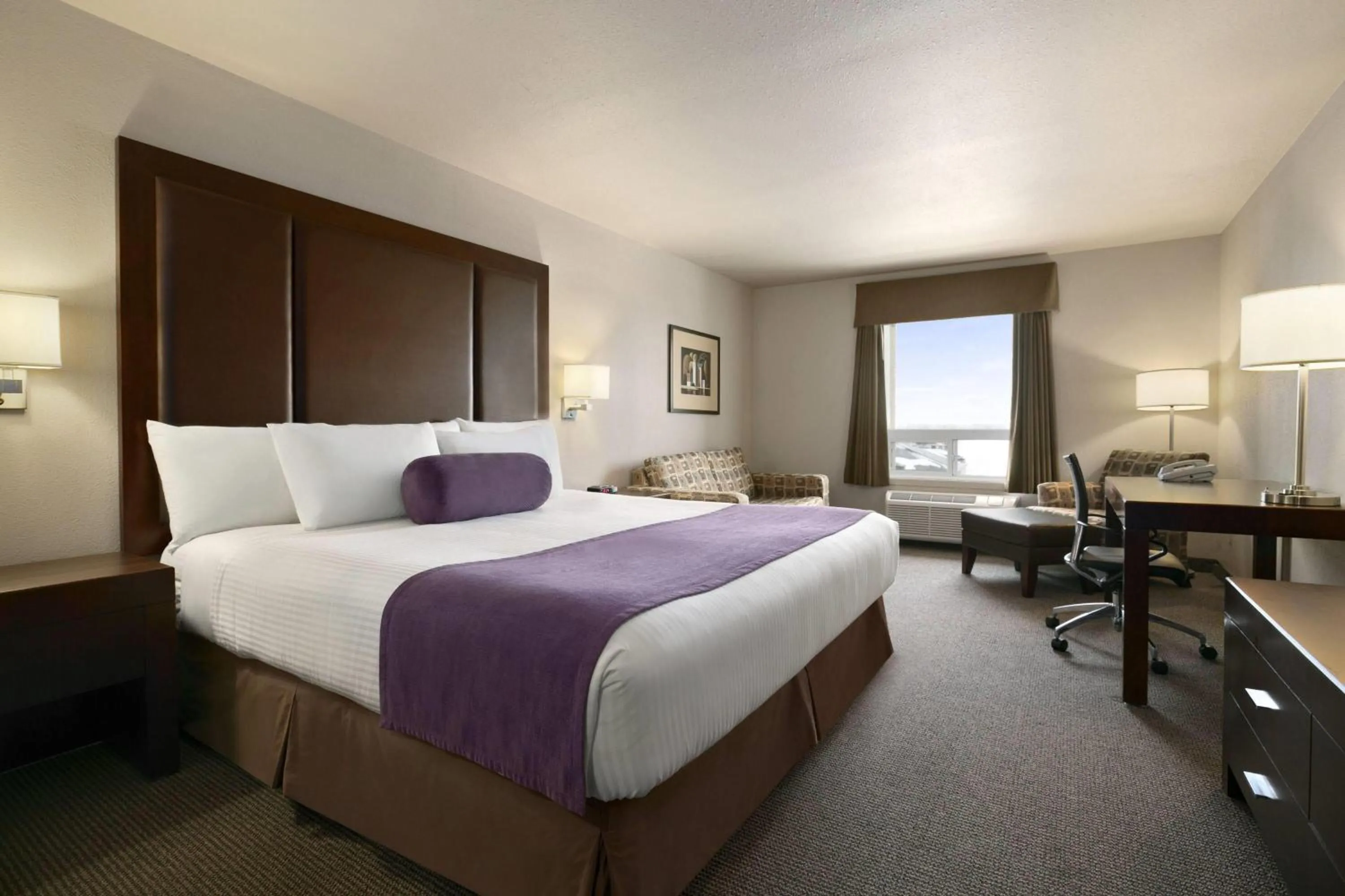 Photo of the whole room, Bed in Days Inn by Wyndham Regina