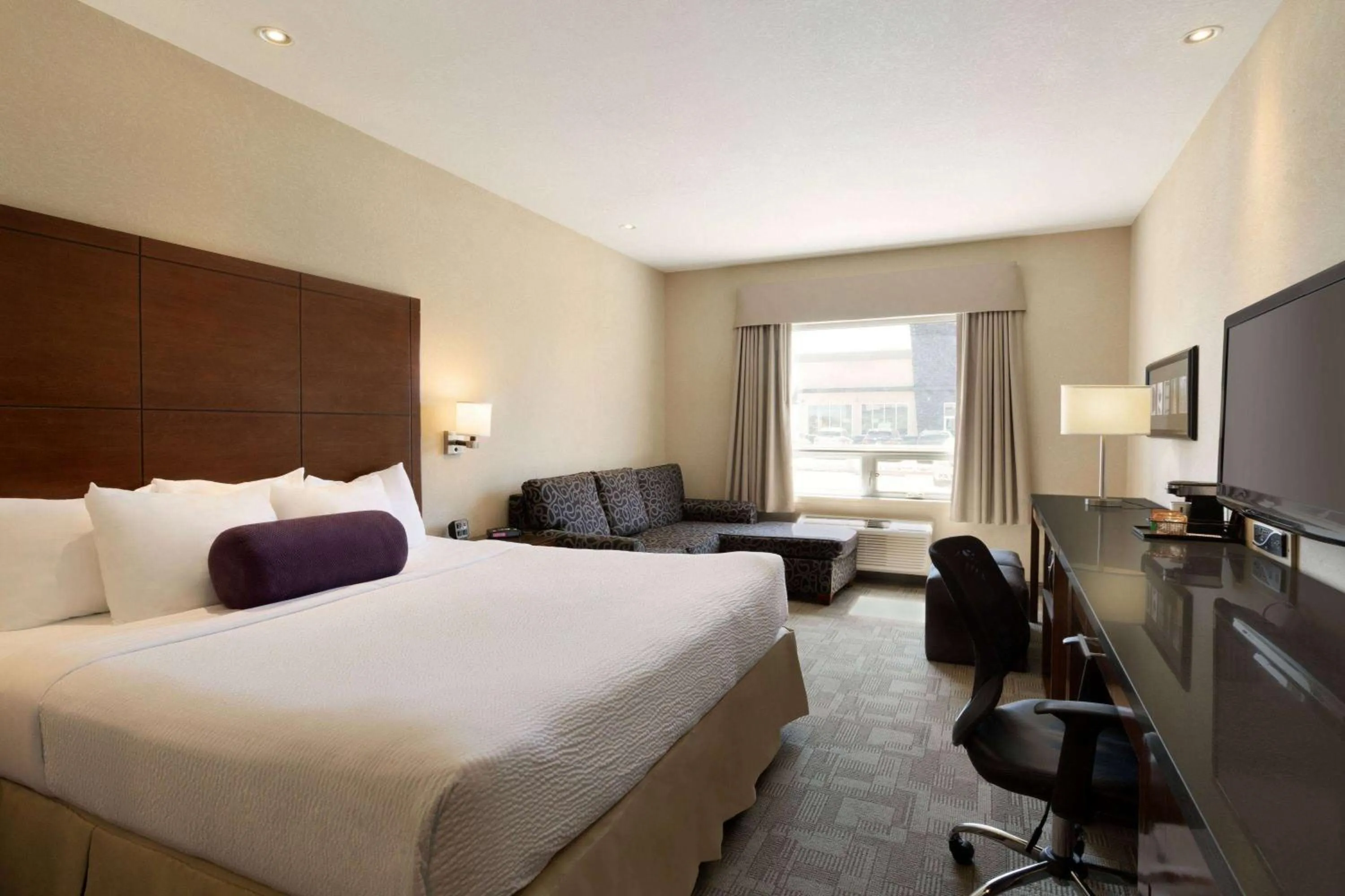 Photo of the whole room, Bed in Days Inn by Wyndham Regina Airport West