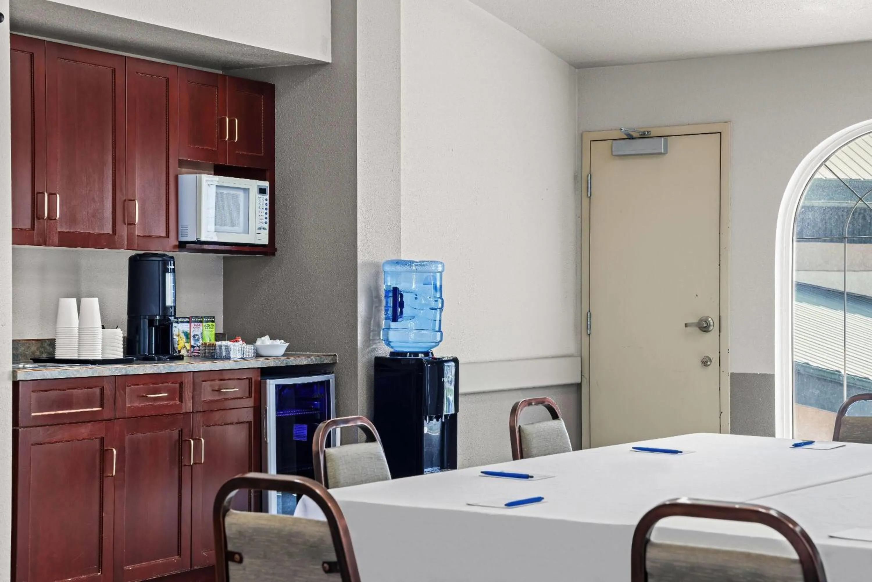 Meeting/conference room in Days Inn & Suites by Wyndham Winkler