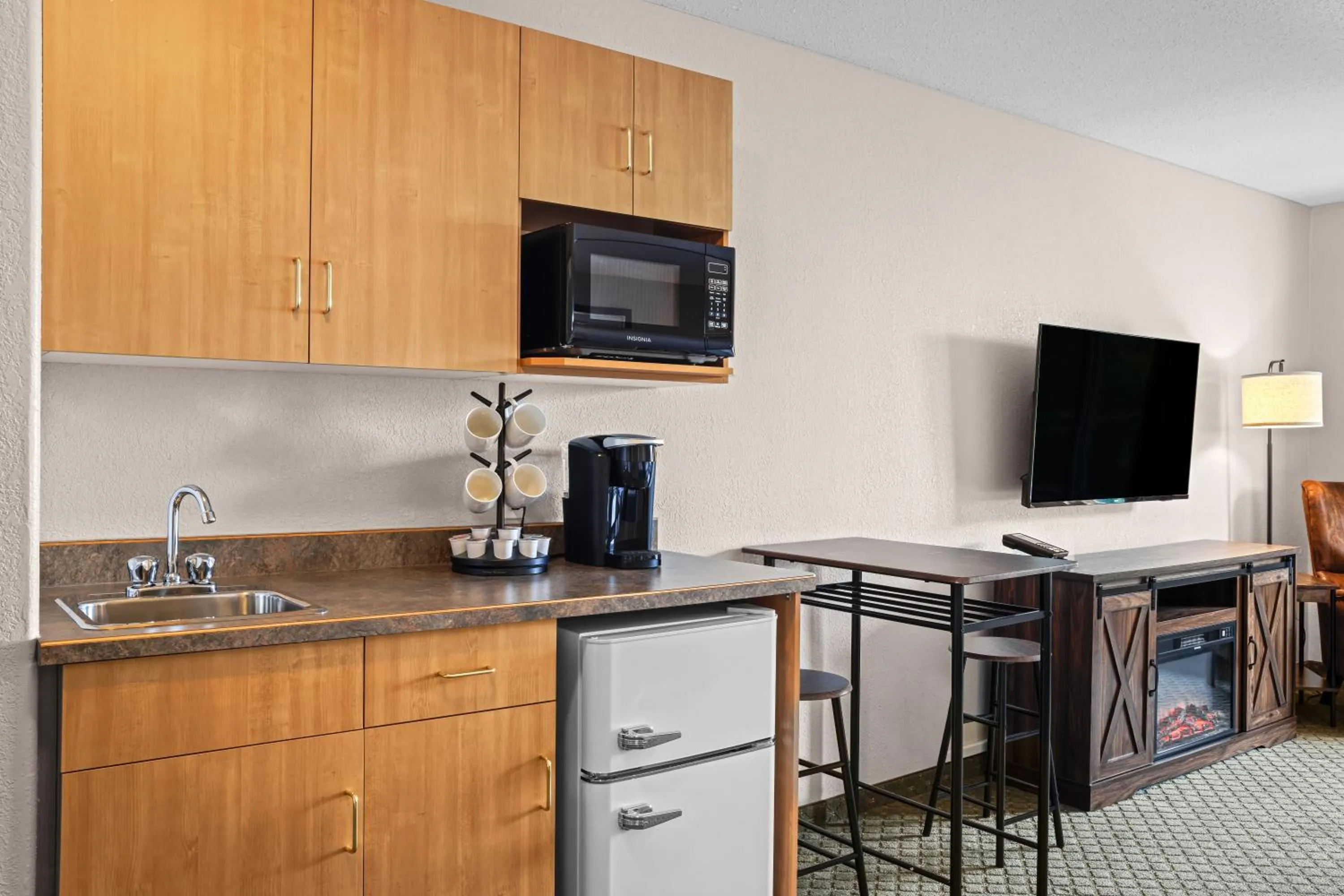 Kitchen or kitchenette in Days Inn & Suites by Wyndham Winkler