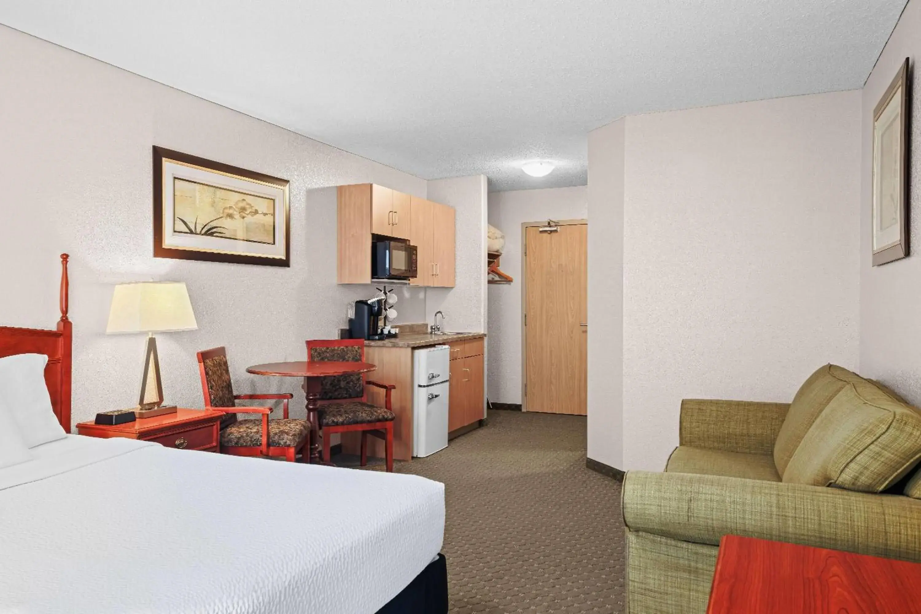 Bed in Days Inn & Suites by Wyndham Winkler Bed in Days Inn & Suites by Wyndham Winkler
