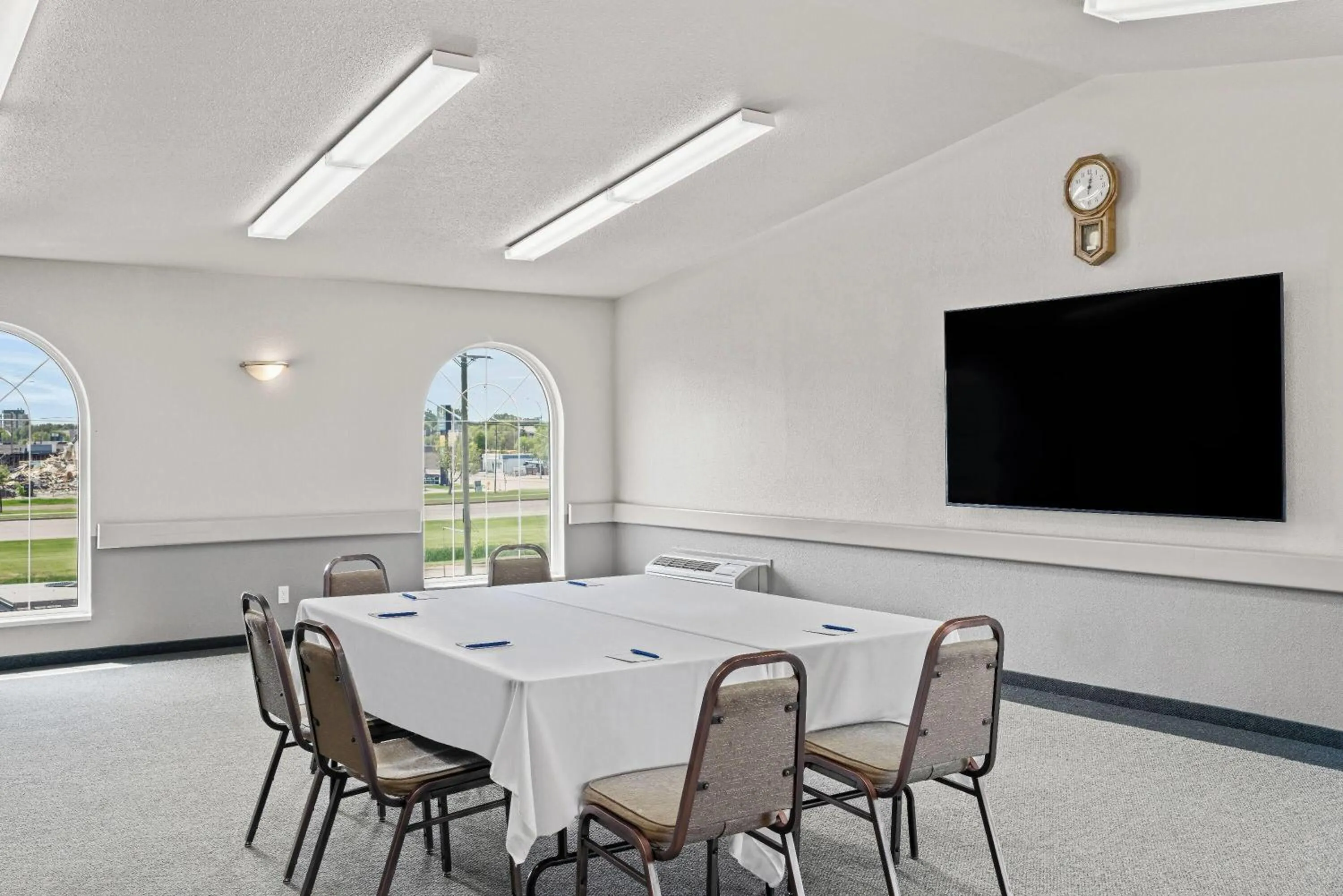 Meeting/conference room in Days Inn & Suites by Wyndham Winkler