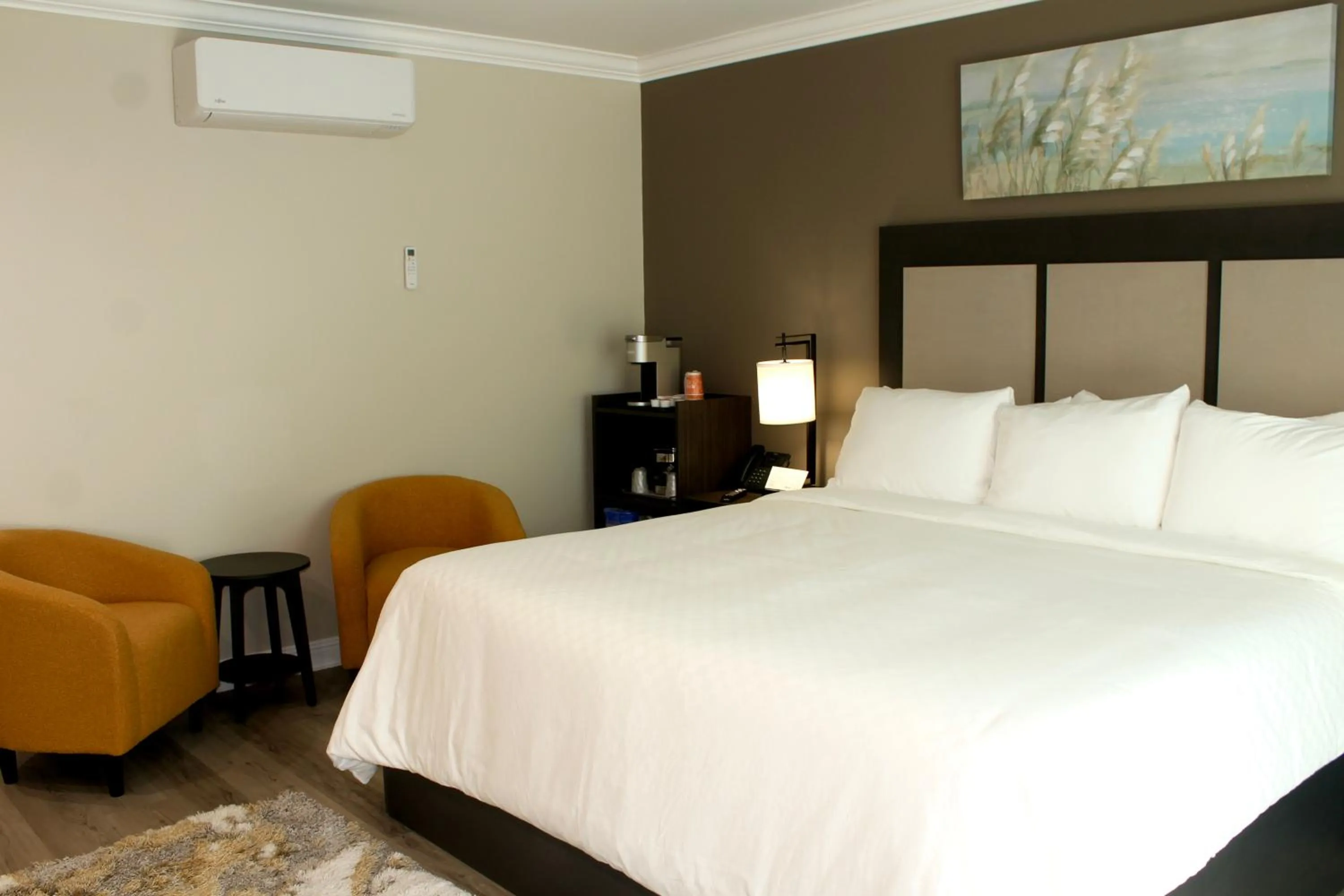 Seating area, Bed in Econo Lodge Lake Elsinore Casino