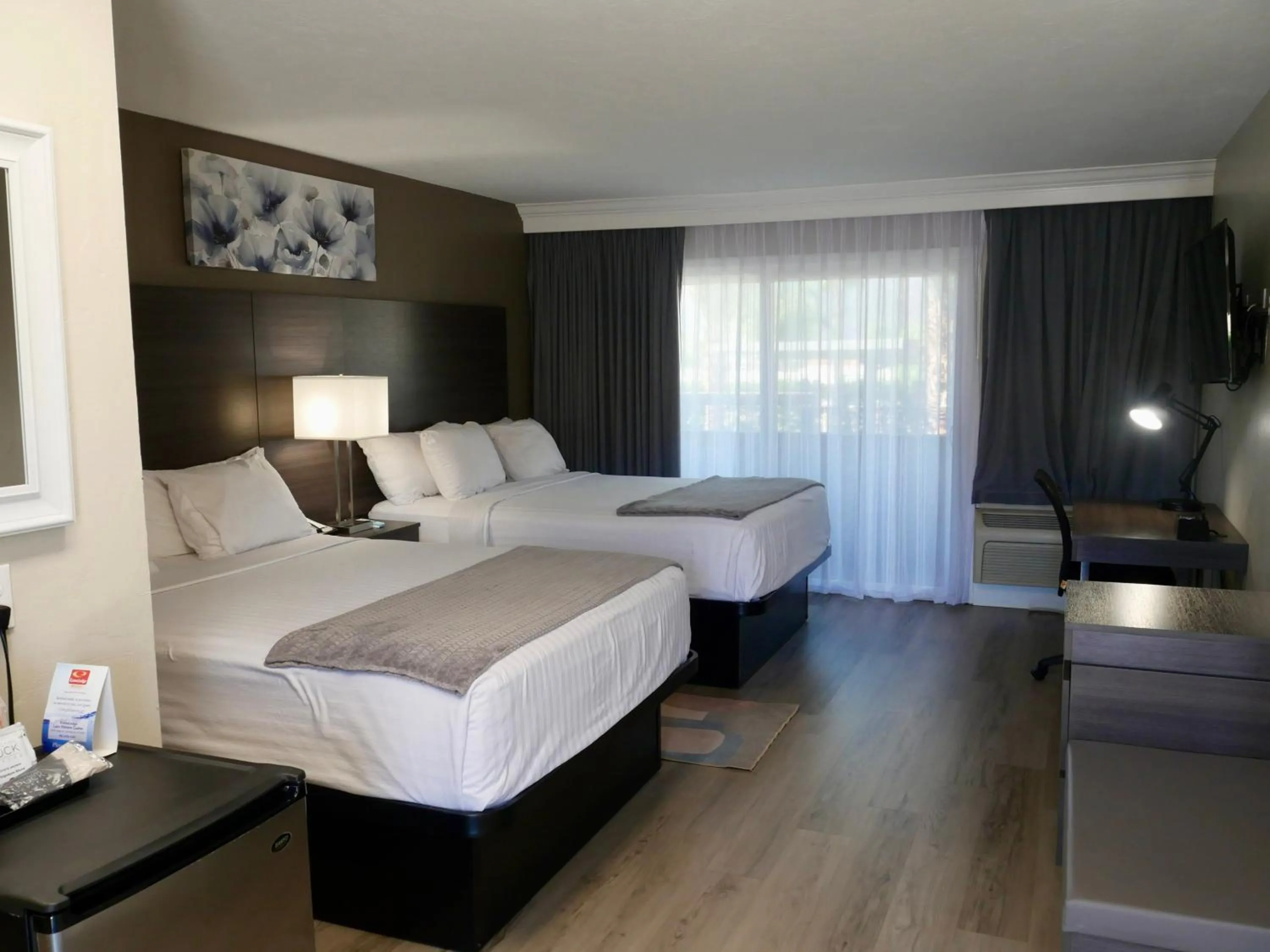 Photo of the whole room, Bed in Econo Lodge Lake Elsinore Casino